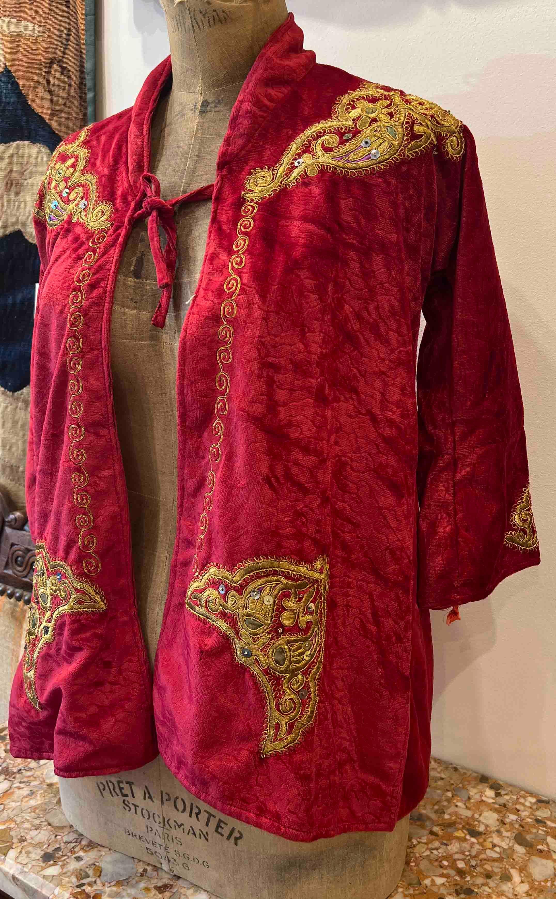 Tissé à la main Gilet en velours rouge Italie, 19ème siècle, brodé de décorations florales - 1214 en vente