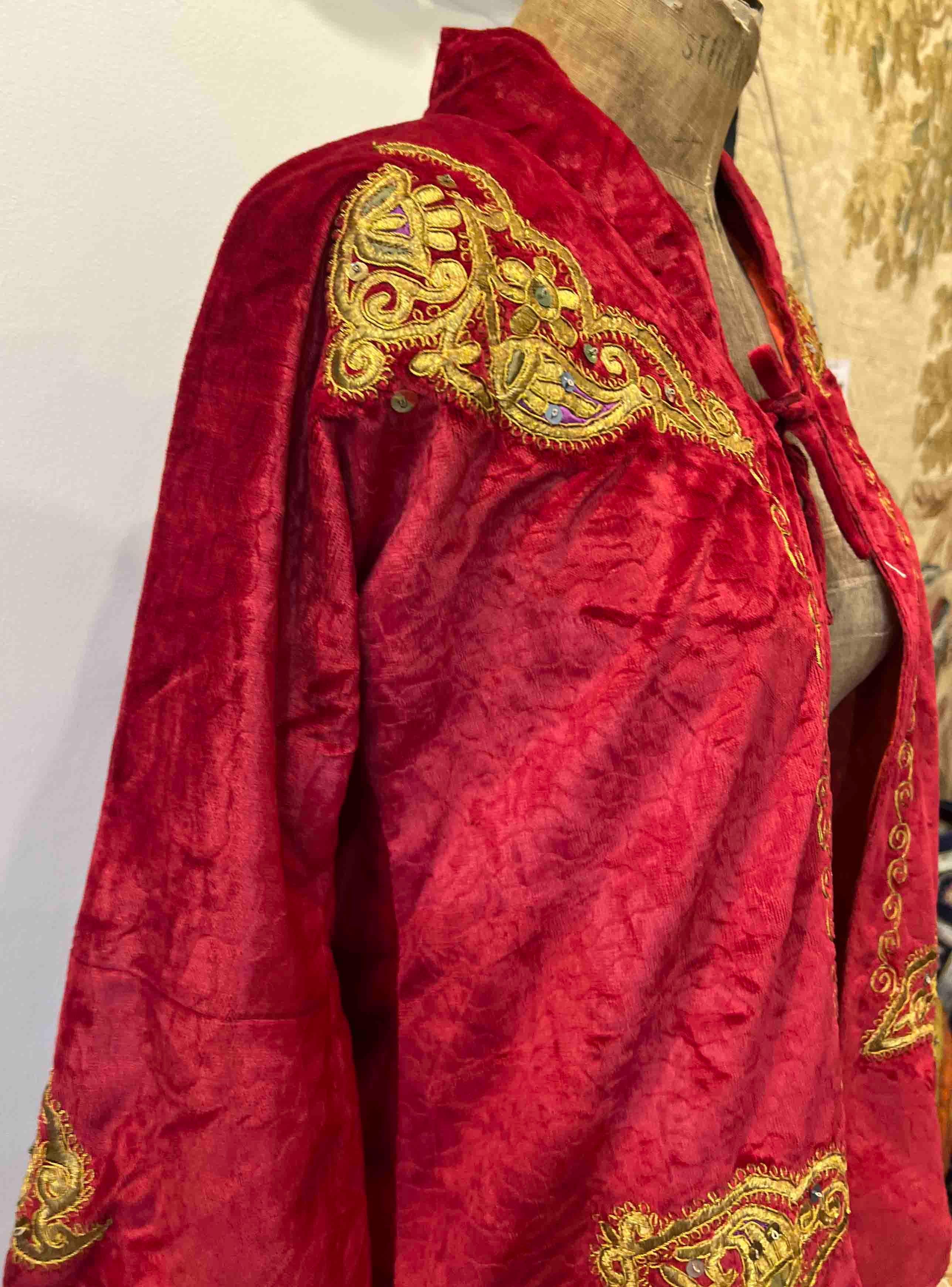 Gilet en velours rouge Italie, 19ème siècle, brodé de décorations florales - 1214 Excellent état - En vente à Paris, FR