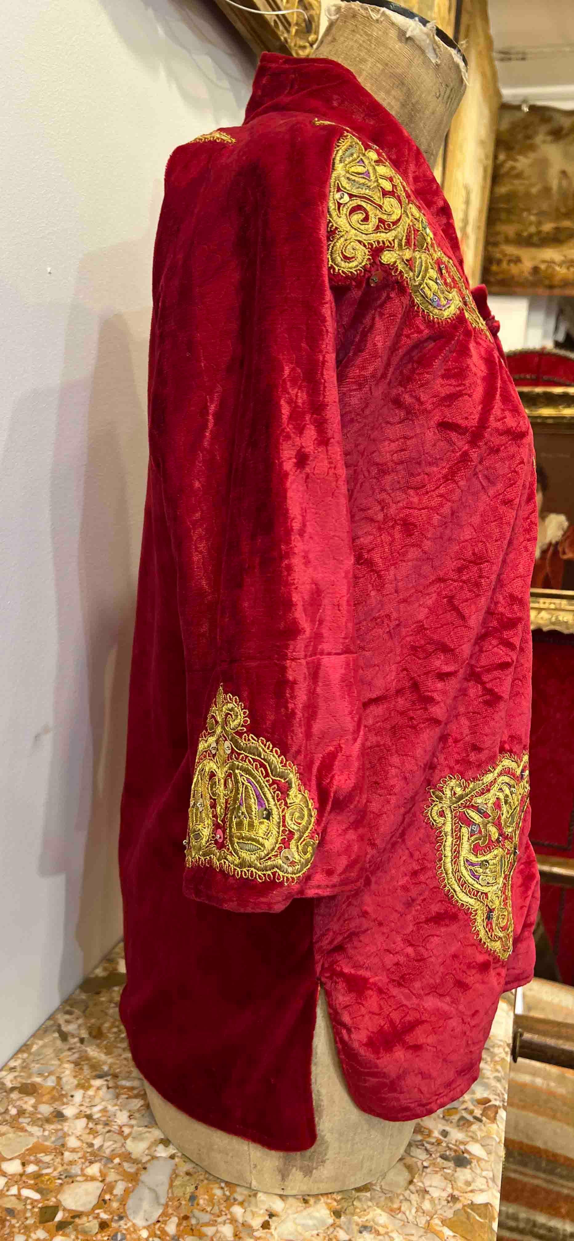 Fin du XIXe siècle Gilet en velours rouge Italie, 19ème siècle, brodé de décorations florales - 1214 en vente