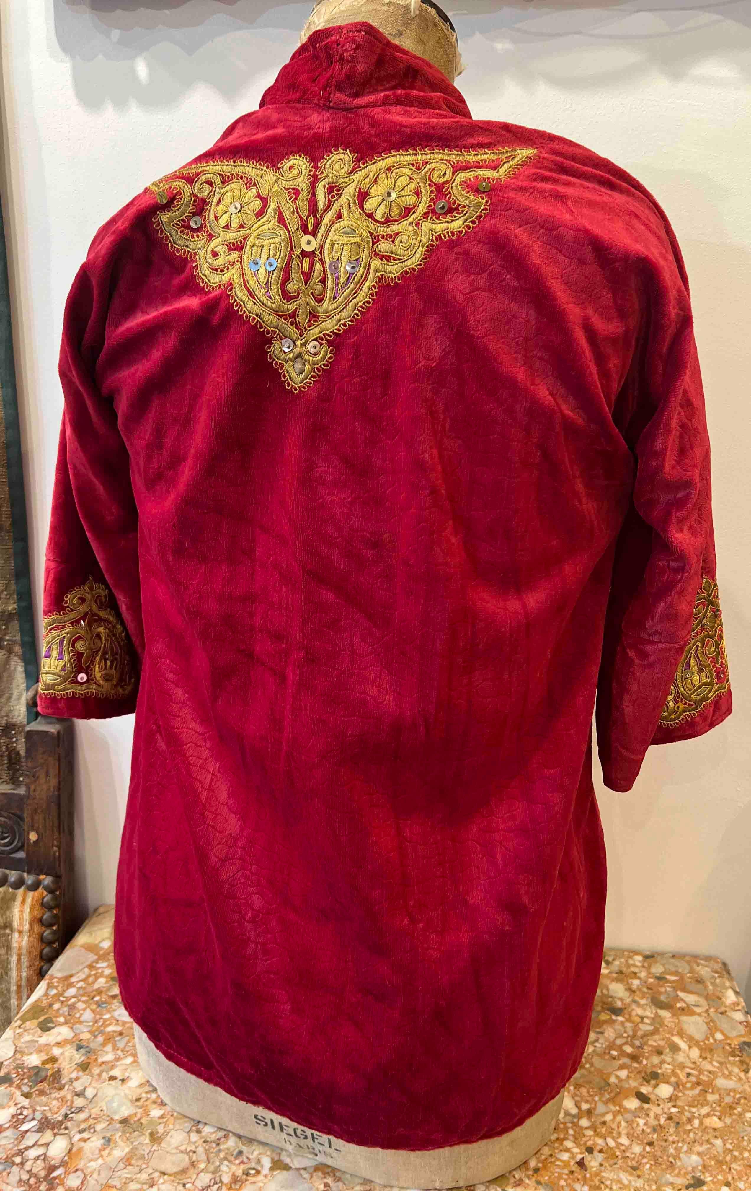 Laine Gilet en velours rouge Italie, 19ème siècle, brodé de décorations florales - 1214 en vente