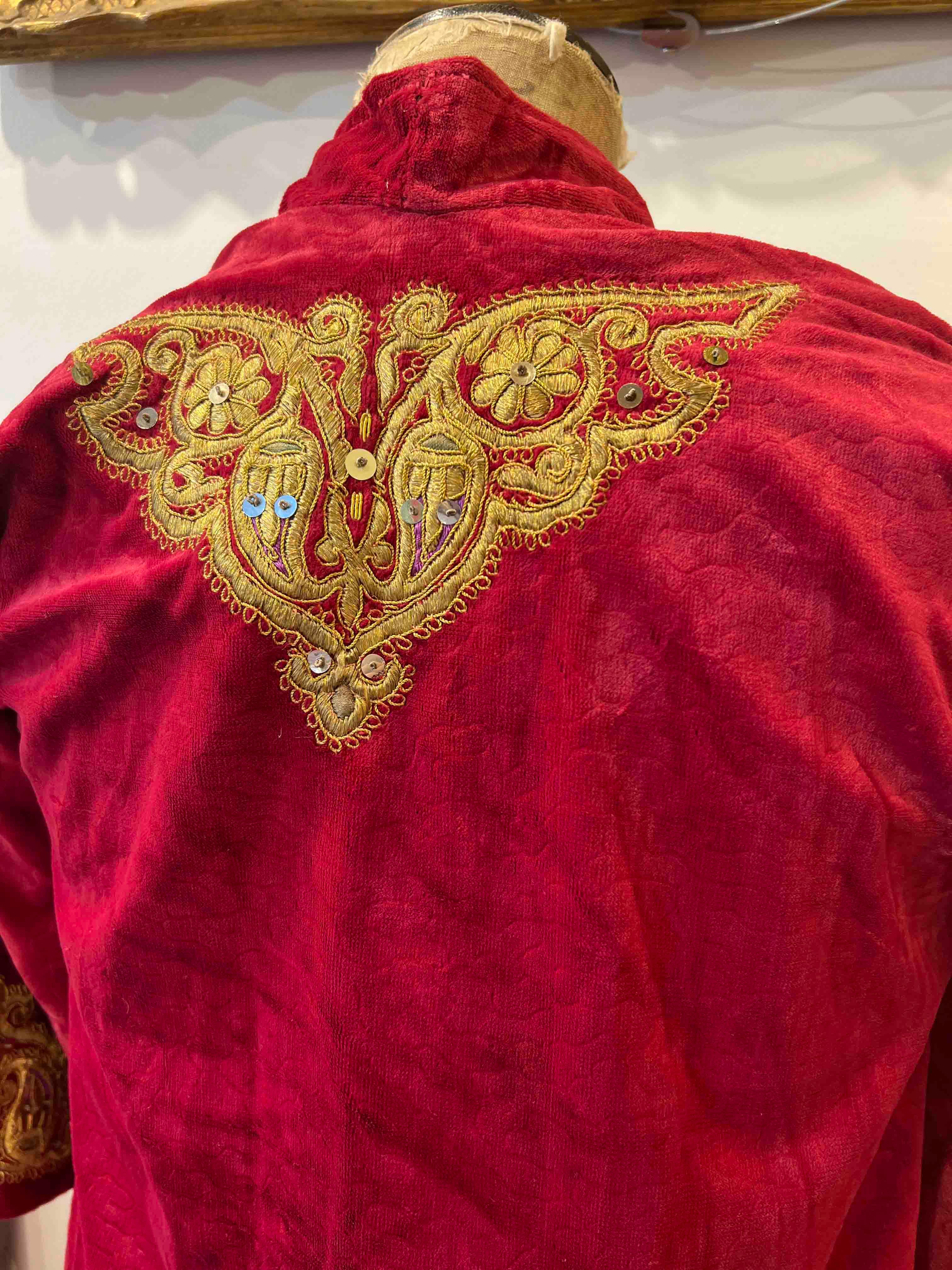 Gilet en velours rouge Italie, 19ème siècle, brodé de décorations florales - 1214 en vente 1