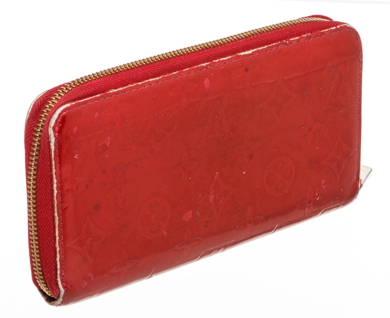 Red Vernis leather Louis Vuitton Zippy wallet with gold-tone hardware, tonal leather lining, four interior compartments; one with zip closure, three bill compartments, eight card slots and zip-around closure.
17596MSC