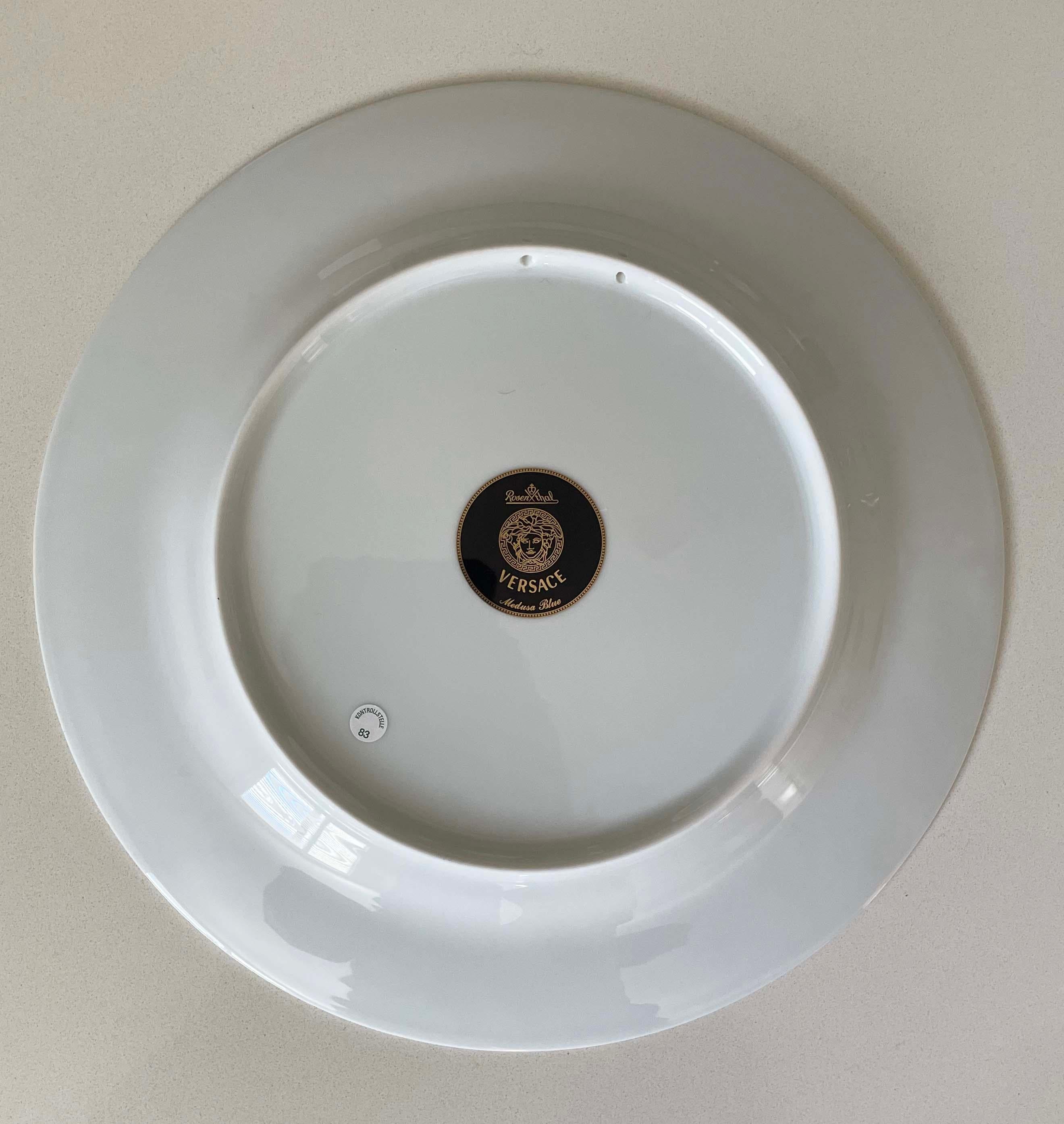 An Red Versace porcelain Medusa display plate manufactured by Rosenthal, Germany.  

Decorated in gold, red and black to create a high quality accessory,  in the original Versace gift box.

Rosenthal GmbH is a German manufacturer of porcelain