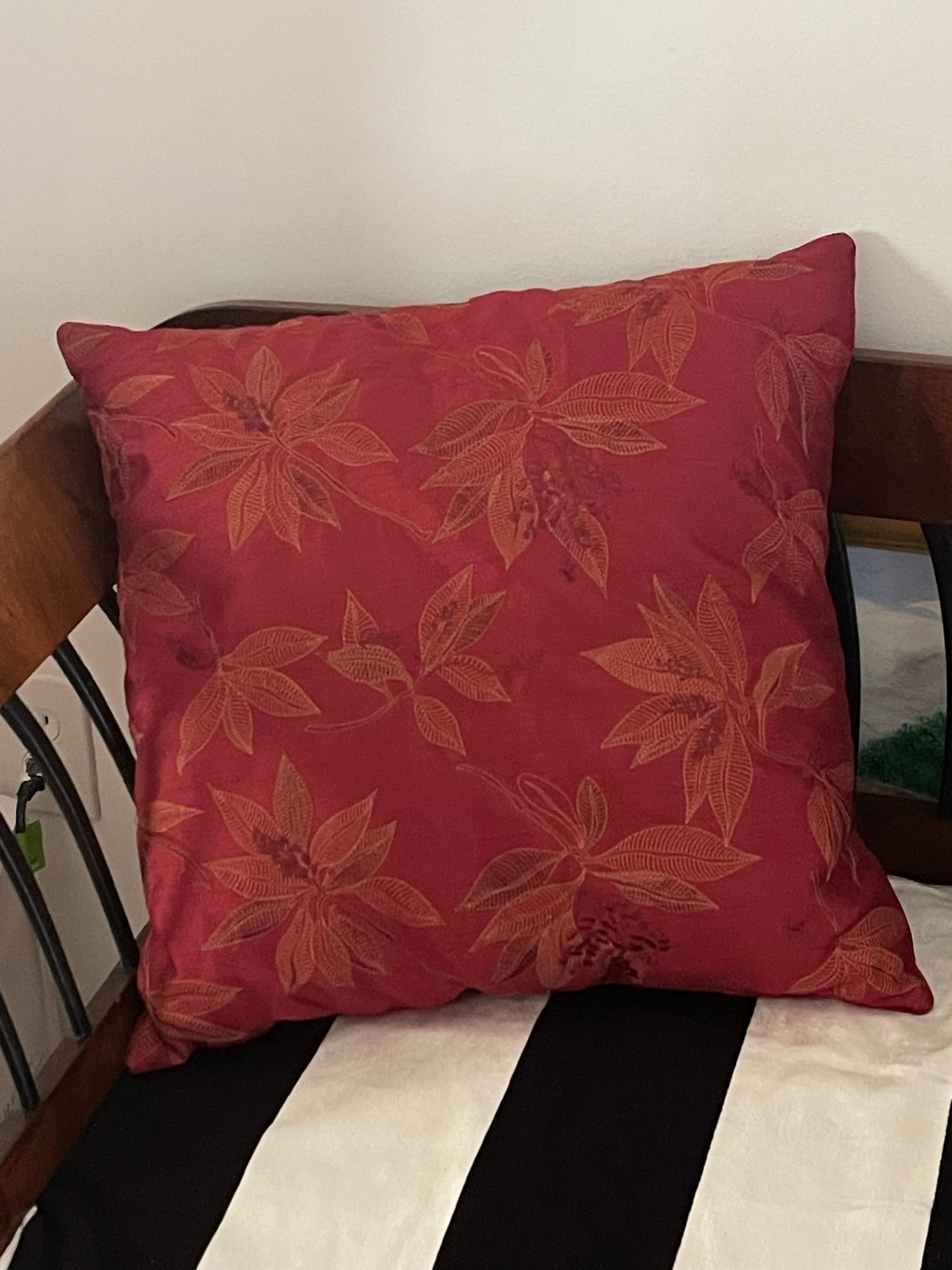 Coussin en brocart de soie brodée rouge vigne avec garniture en duvet de plumes.