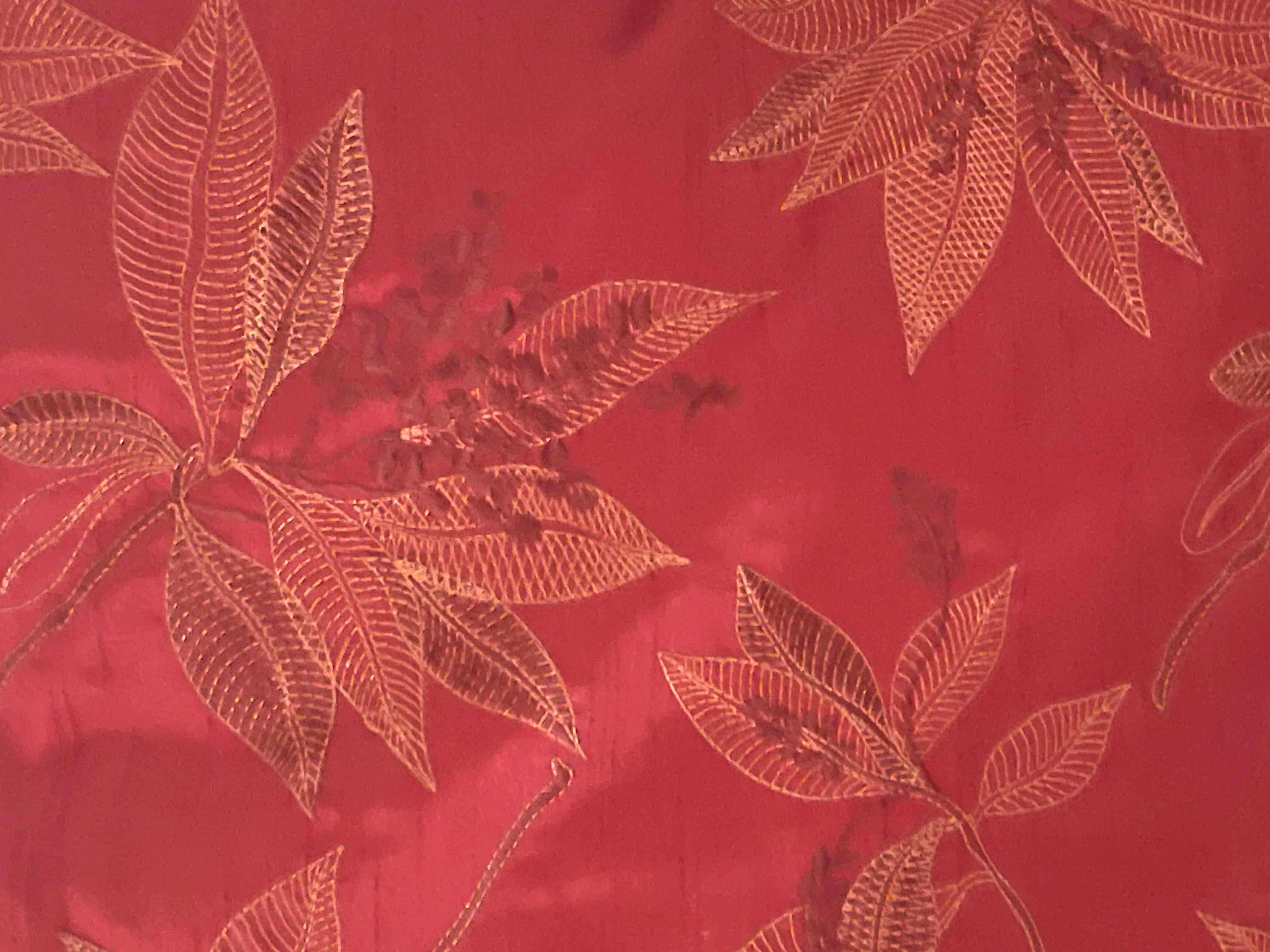 Moderne Coussin en brocart de soie rouge avec duvet à plumes en vente