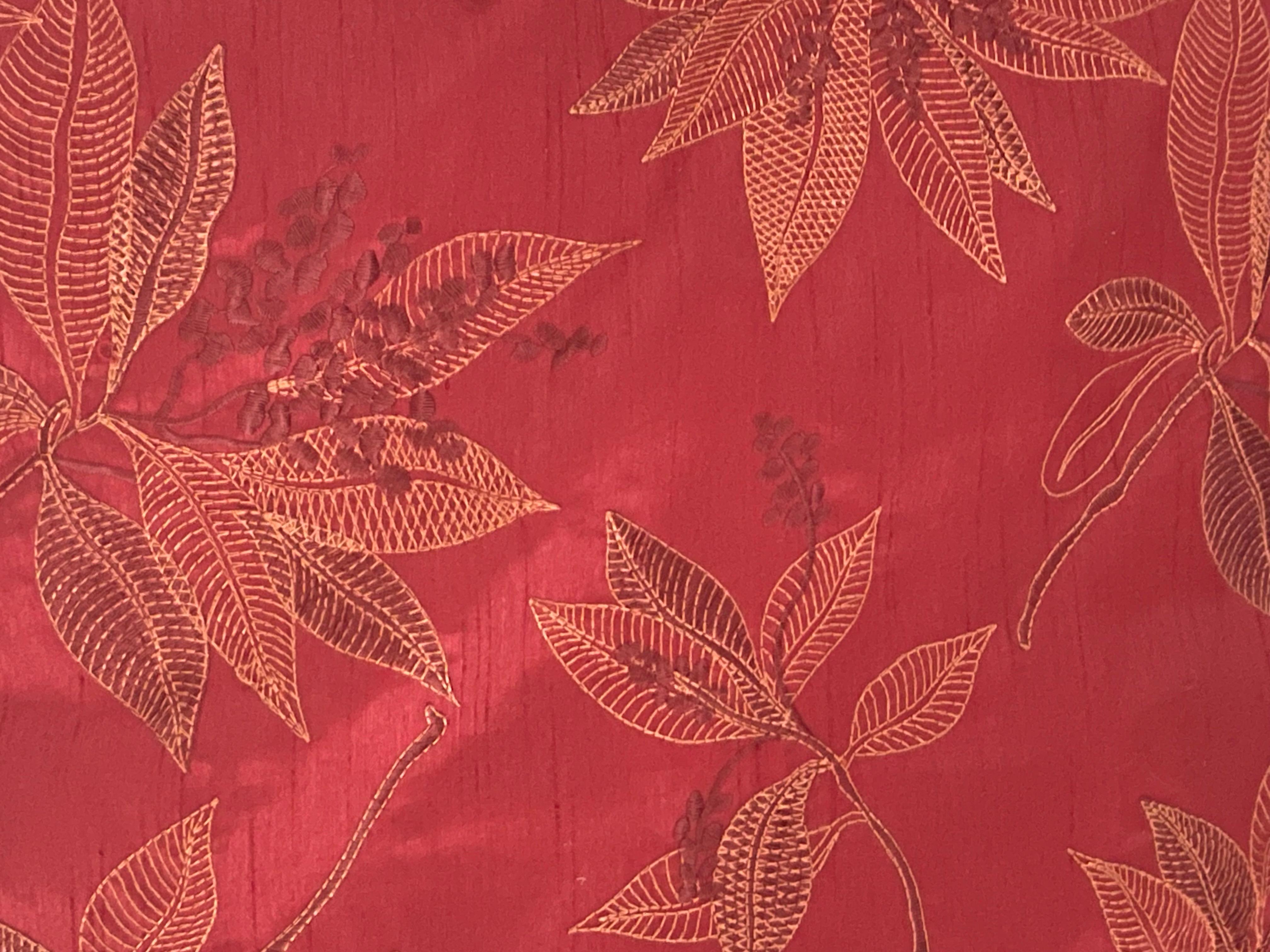 Américain Coussin en brocart de soie rouge avec duvet à plumes en vente