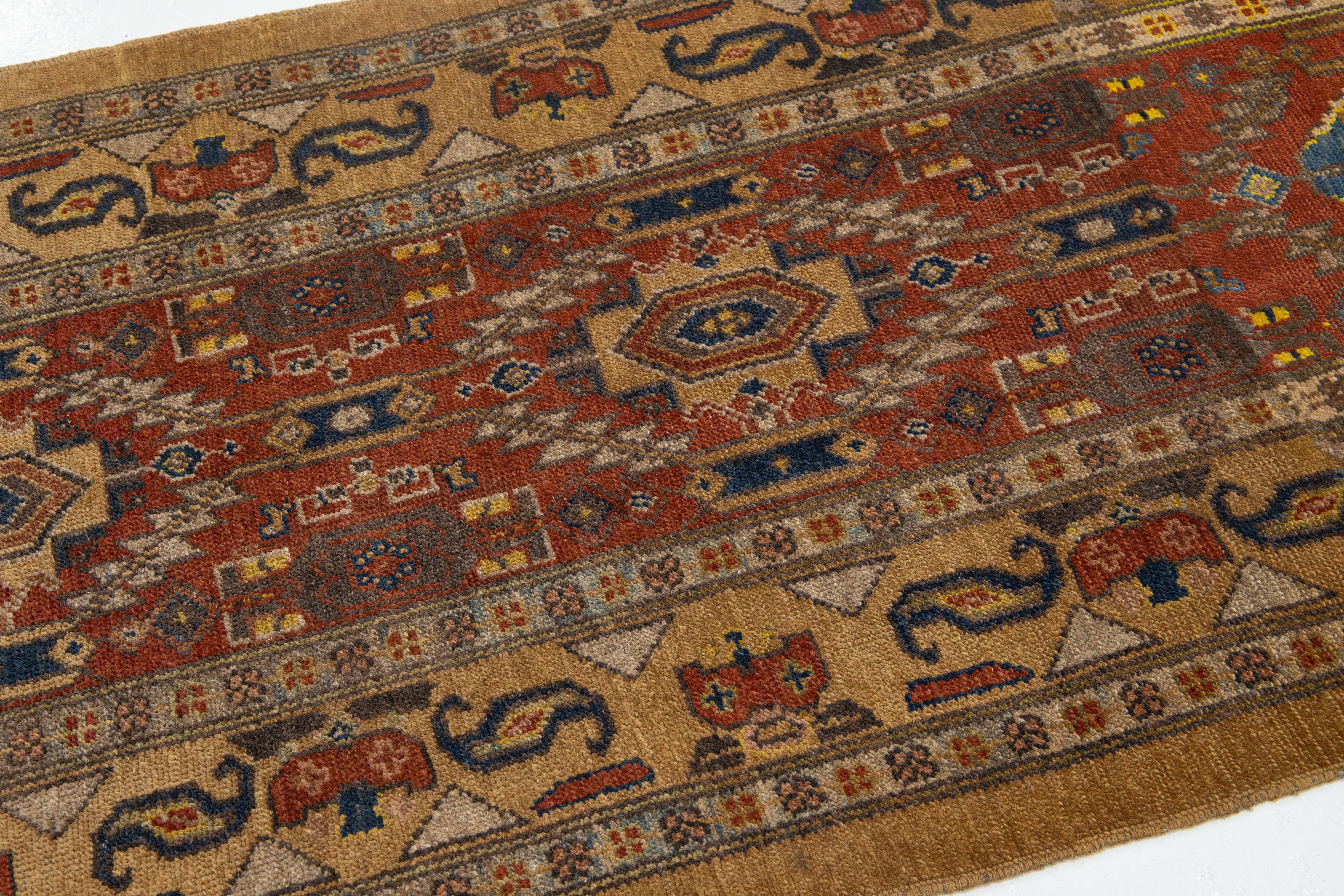 Roter Vintage-Läufer aus Bakshaeish-Wolle mit Stammesmuster (Handgeknüpft) im Angebot