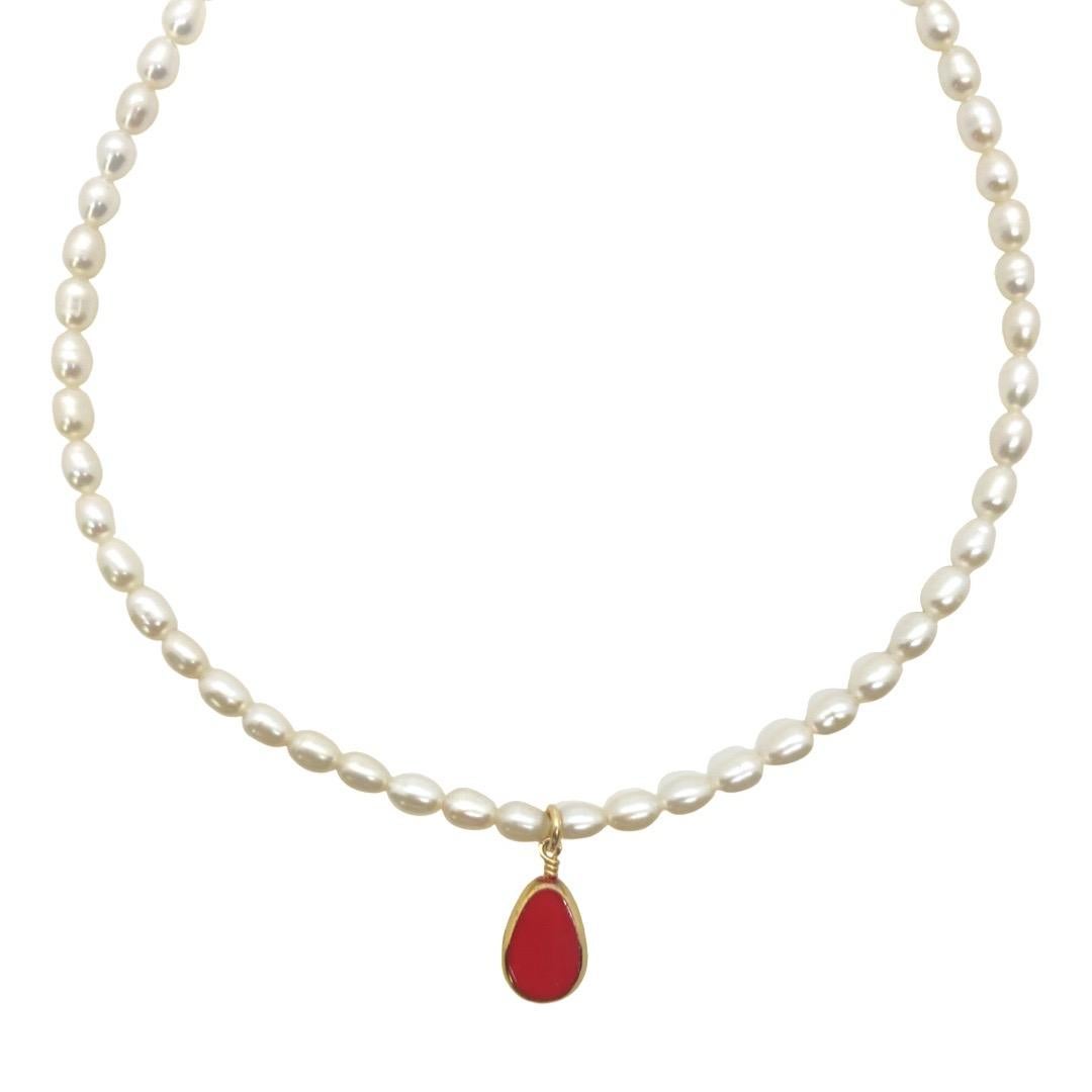 Perles d'eau douce blanches ornées d'une perle de verre allemand rouge qui est bordée d'or 24K. Il est fini avec des métaux remplis d'or 14K. Ce collier est réglable sur une longueur de 15 à 18 pouces.

Les perles de verre allemandes vintage bordées