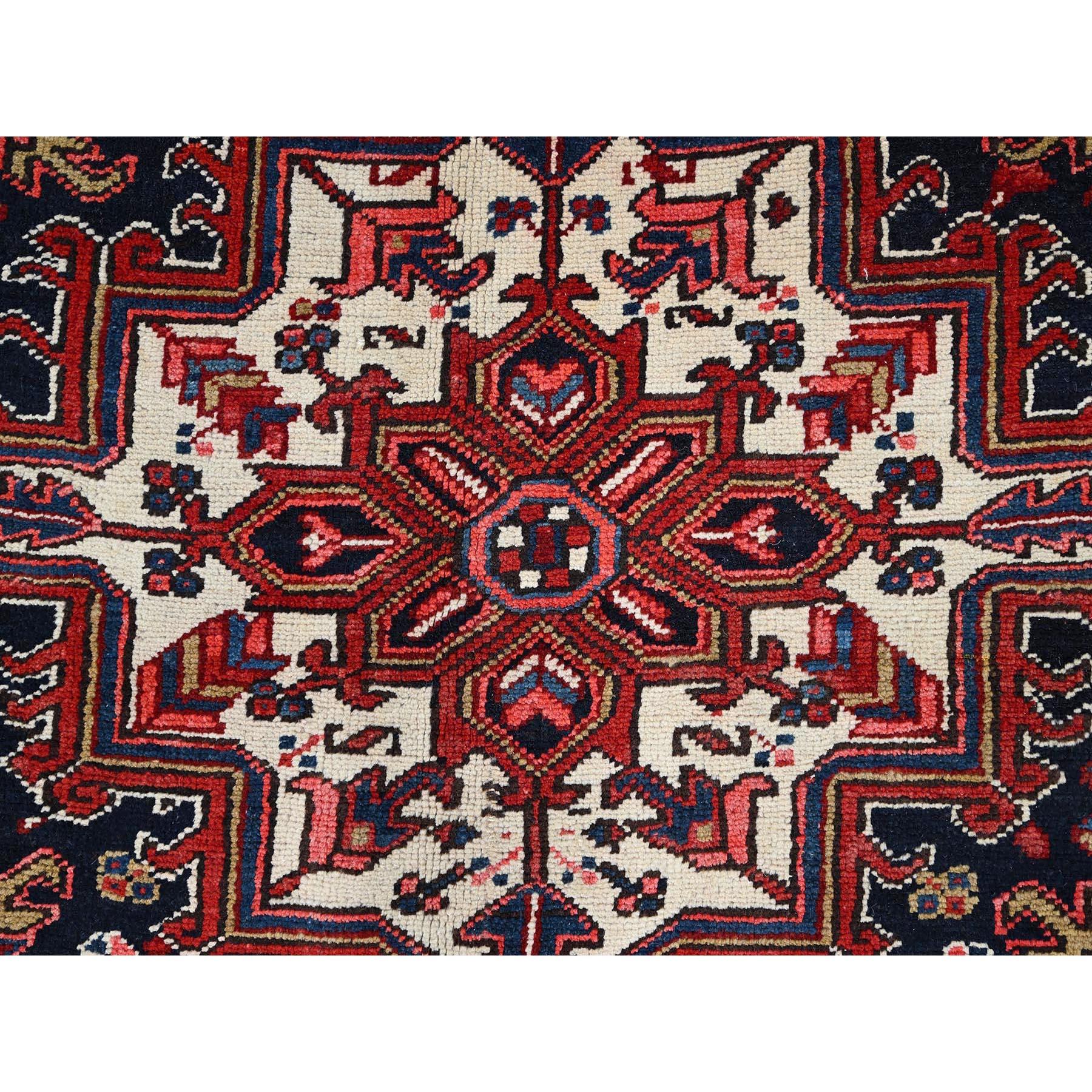 Tapis Heriz persan charmant de style village, rouge vintage, noué à la main en vente 2