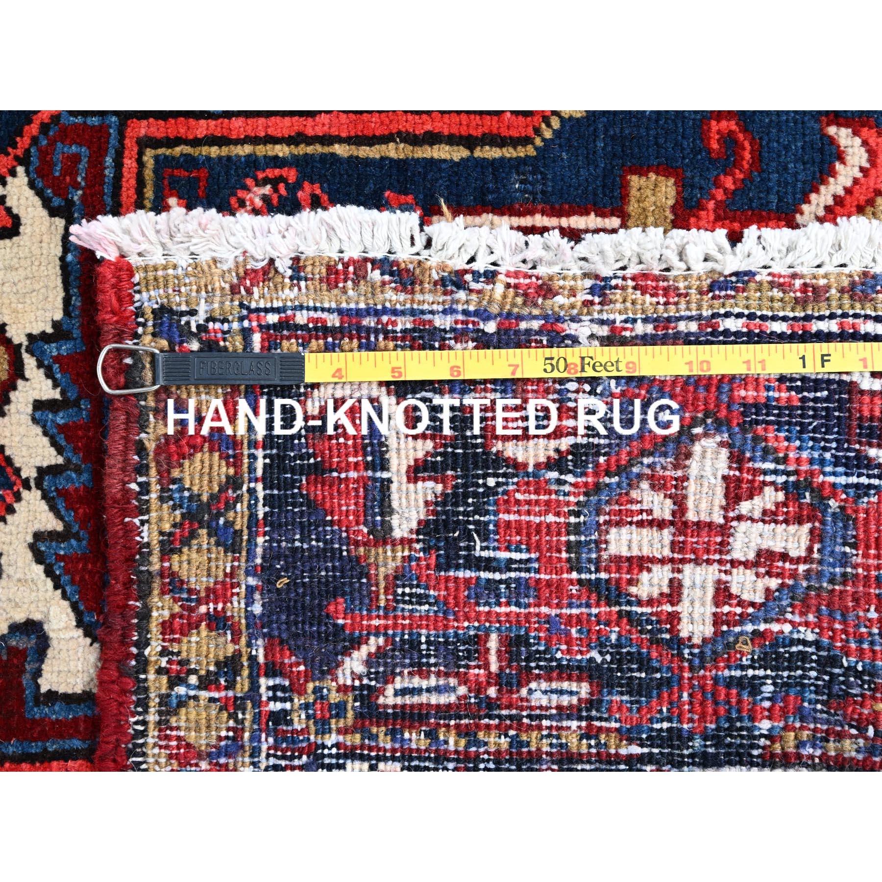 Ce fabuleux tapis noué à la main a été créé et conçu pour une résistance et une durabilité accrues. Ce tapis a été fabriqué à la main pendant des semaines selon la méthode traditionnelle qui est utilisée pour faire des
Taille exacte du tapis en