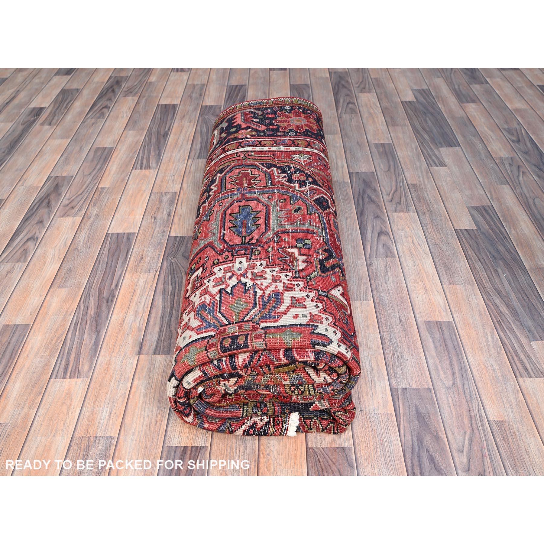 Handgeknüpfter, rustikaler Teppich aus reiner, weicher Wolle in Rot, Heriz Persisch Design, Vintage im Angebot 5