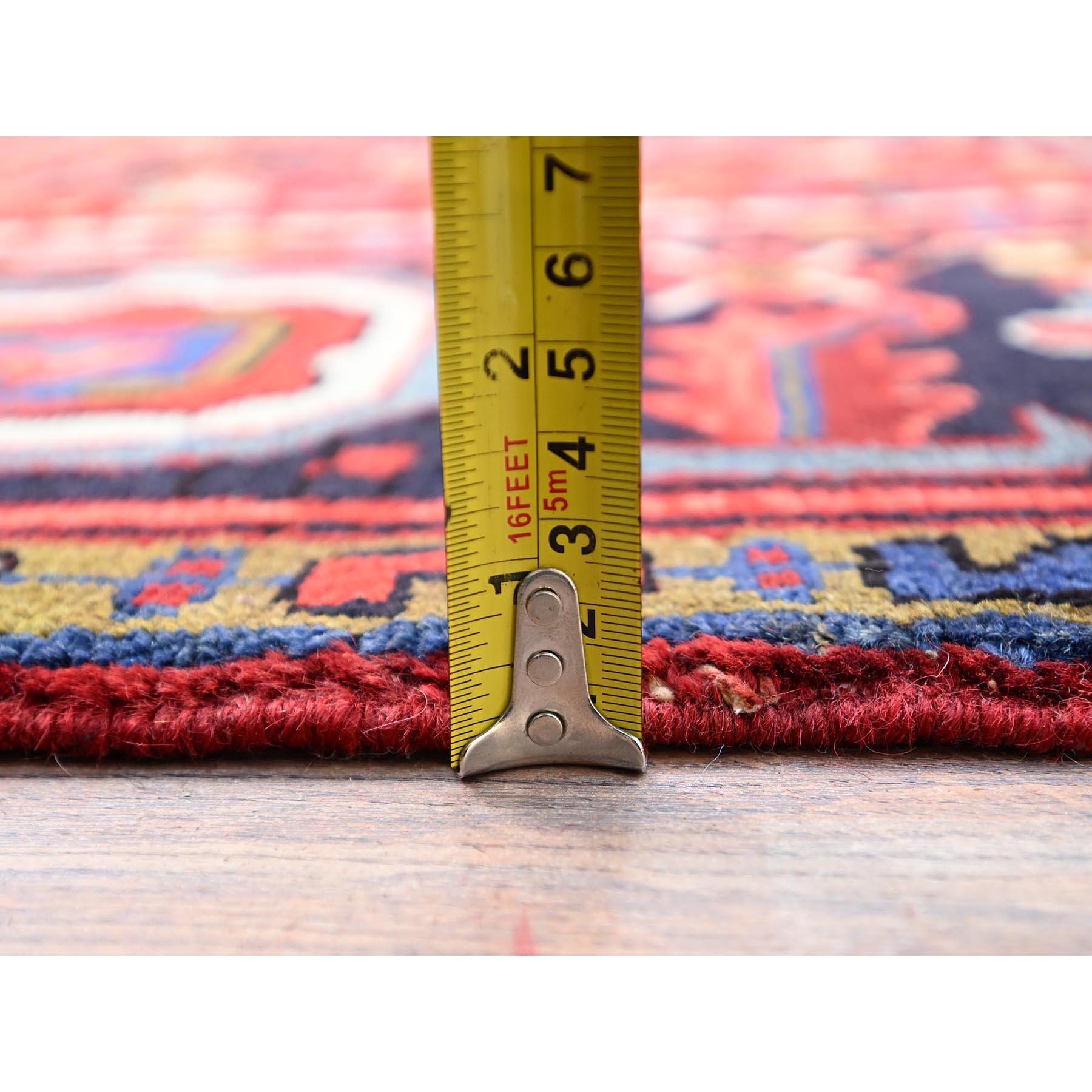 Handgeknüpfter, rustikaler Teppich aus reiner, weicher Wolle in Rot, Heriz Persisch Design, Vintage im Angebot 6