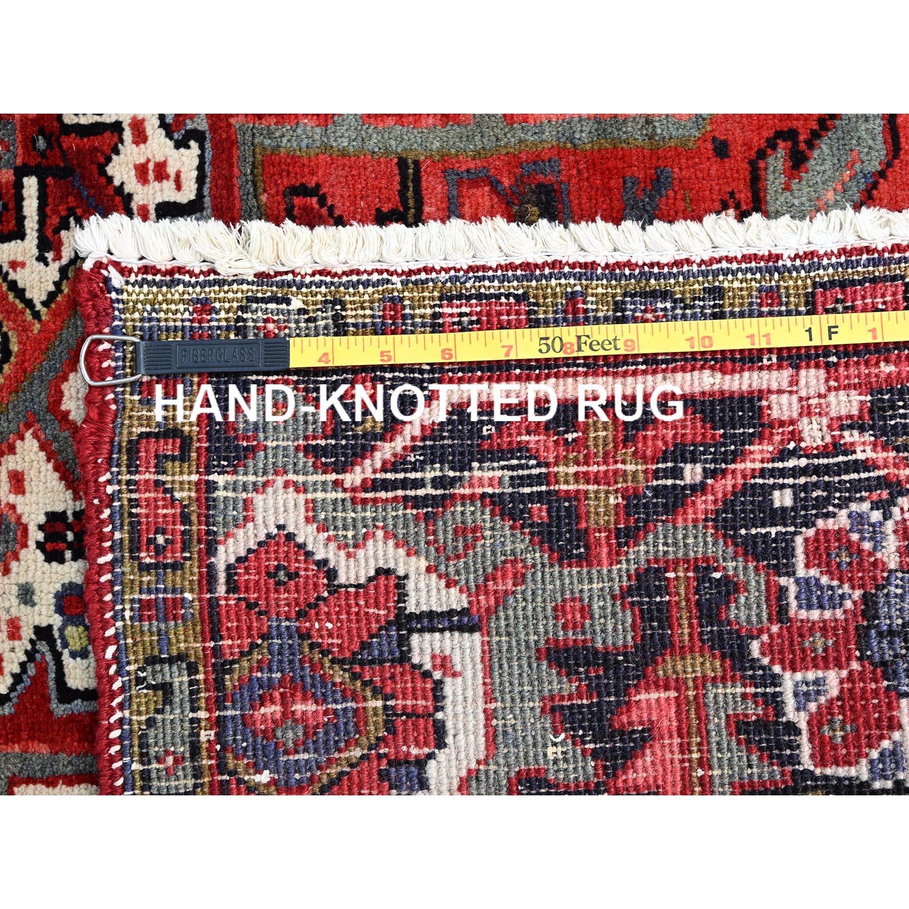 Handgeknüpfter, rustikaler Teppich aus reiner, weicher Wolle in Rot, Heriz Persisch Design, Vintage im Angebot 7