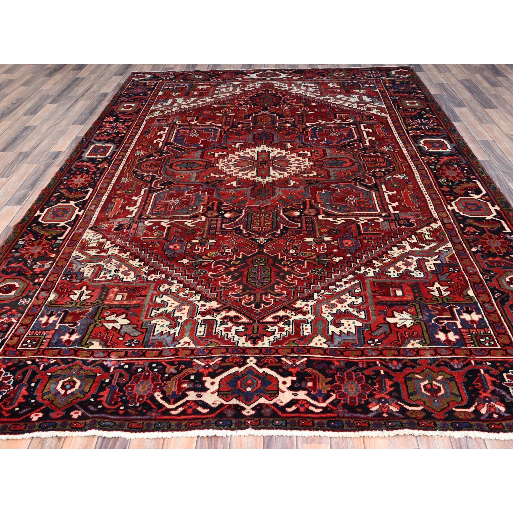 Handgeknüpfter, rustikaler Teppich aus reiner, weicher Wolle in Rot, Heriz Persisch Design, Vintage (Mittelalterlich) im Angebot