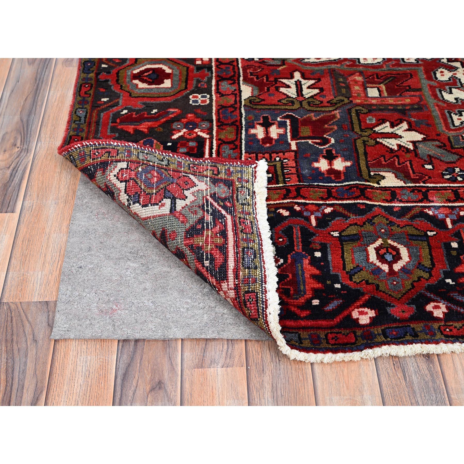 Handgeknüpfter, rustikaler Teppich aus reiner, weicher Wolle in Rot, Heriz Persisch Design, Vintage (Mitte des 20. Jahrhunderts) im Angebot
