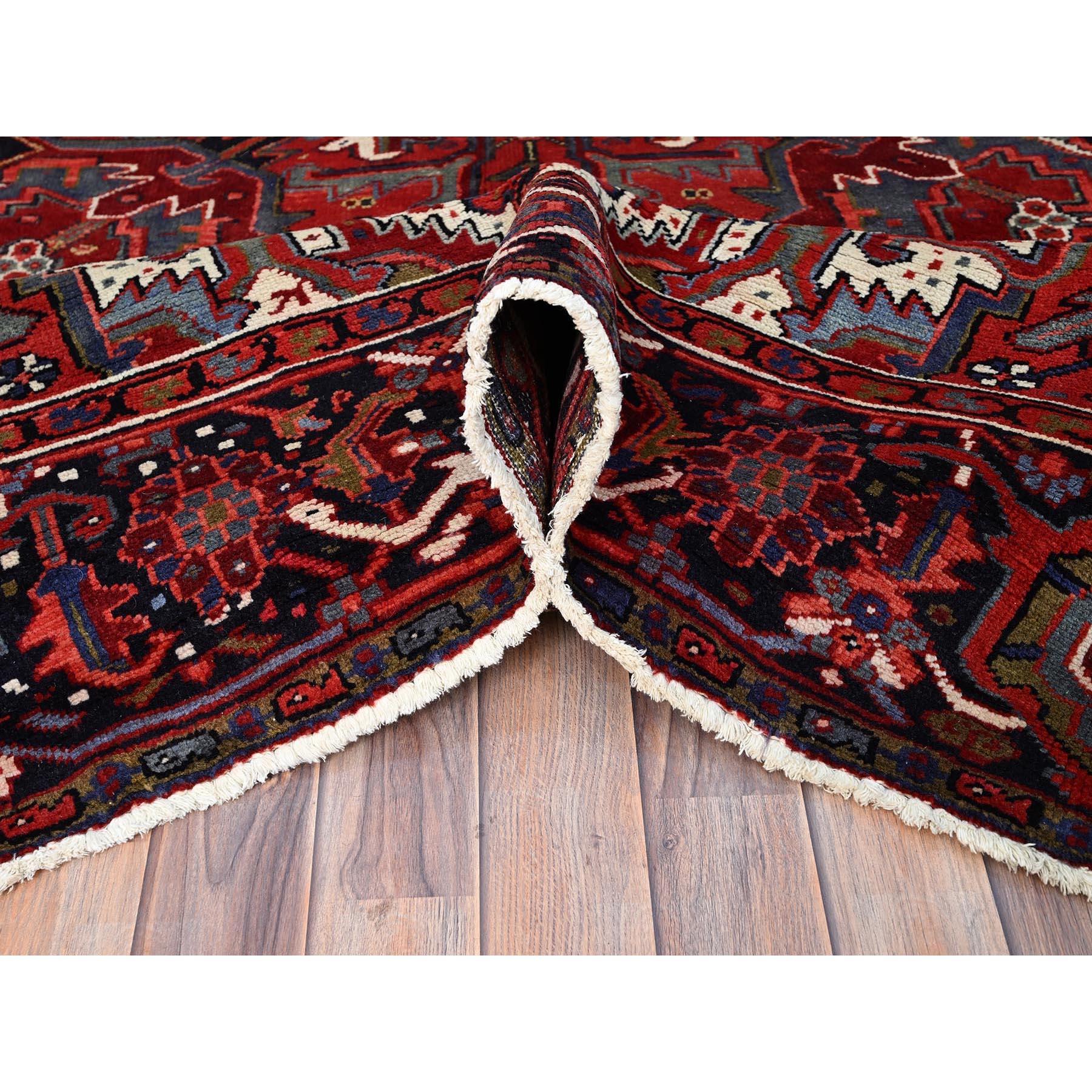 Handgeknüpfter, rustikaler Teppich aus reiner, weicher Wolle in Rot, Heriz Persisch Design, Vintage im Angebot 1