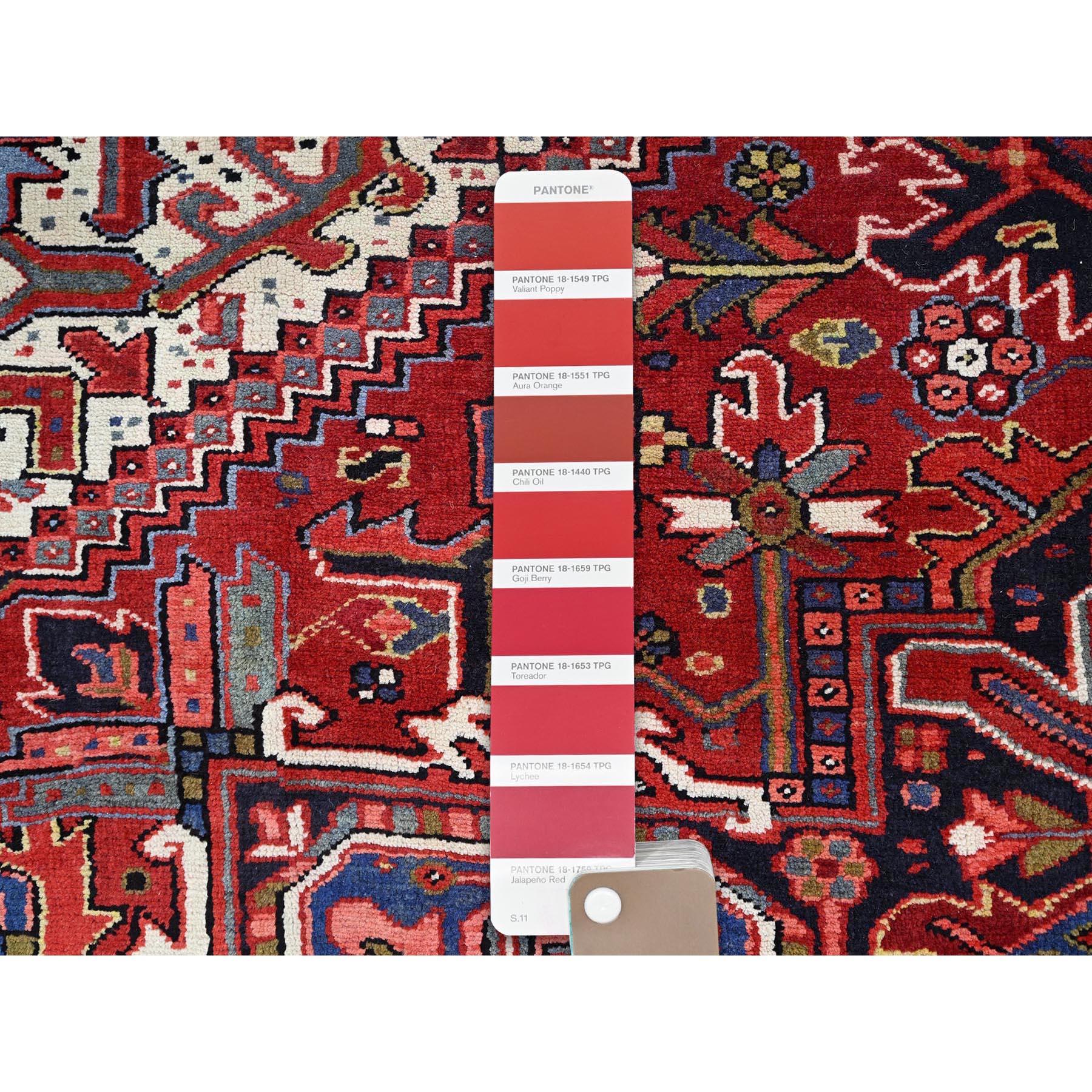 Handgeknüpfter, rustikaler Teppich aus reiner, weicher Wolle in Rot, Heriz Persisch Design, Vintage im Angebot 3