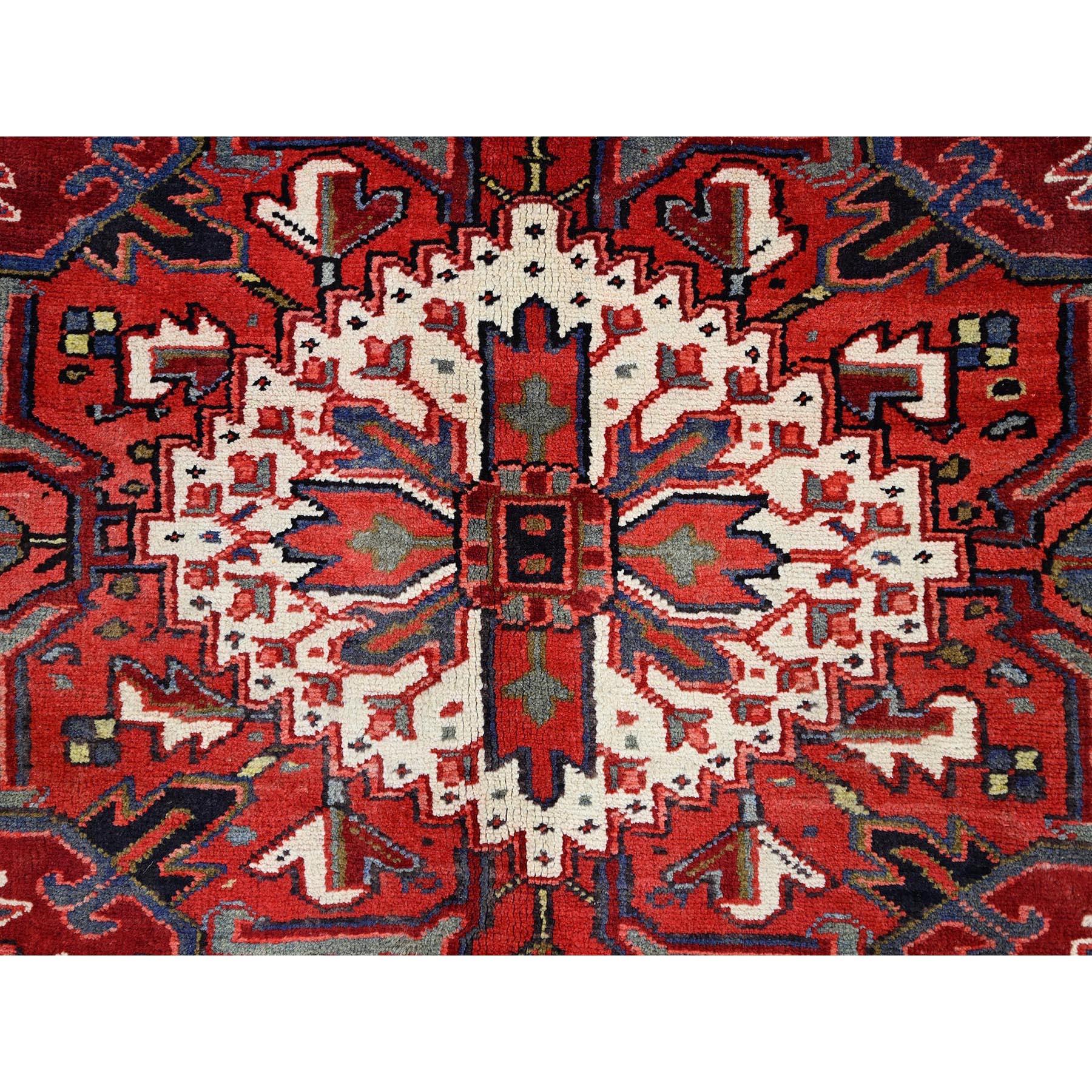 Handgeknüpfter, rustikaler Teppich aus reiner, weicher Wolle in Rot, Heriz Persisch Design, Vintage im Angebot 4