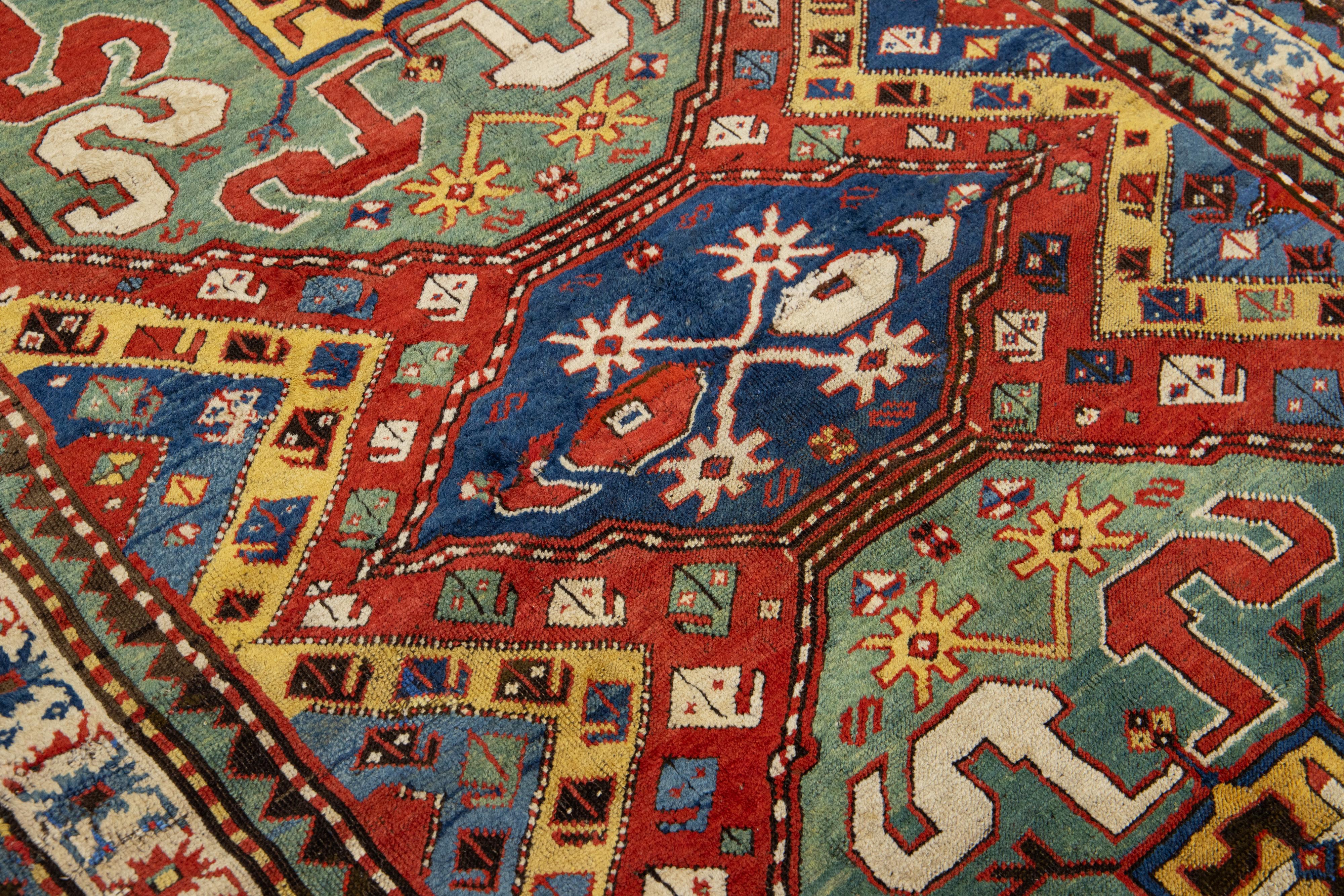 Roter Kazak-Kaukasischer Vintage-Wollteppich aus Kaukasischer Wolle mit mehrfarbigem Stammesmuster (Kasachisch) im Angebot