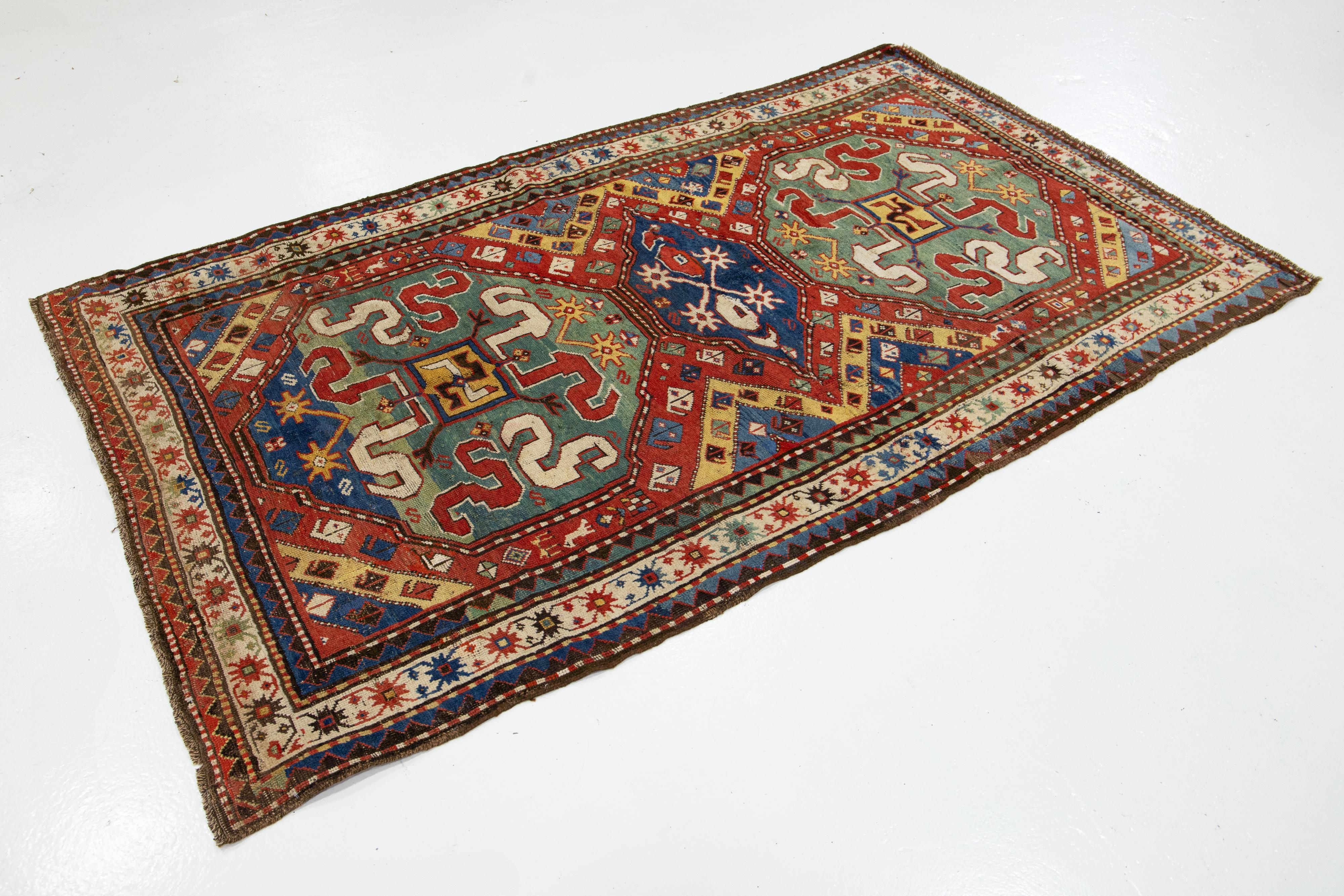 Roter Kazak-Kaukasischer Vintage-Wollteppich aus Kaukasischer Wolle mit mehrfarbigem Stammesmuster (Handgeknüpft) im Angebot