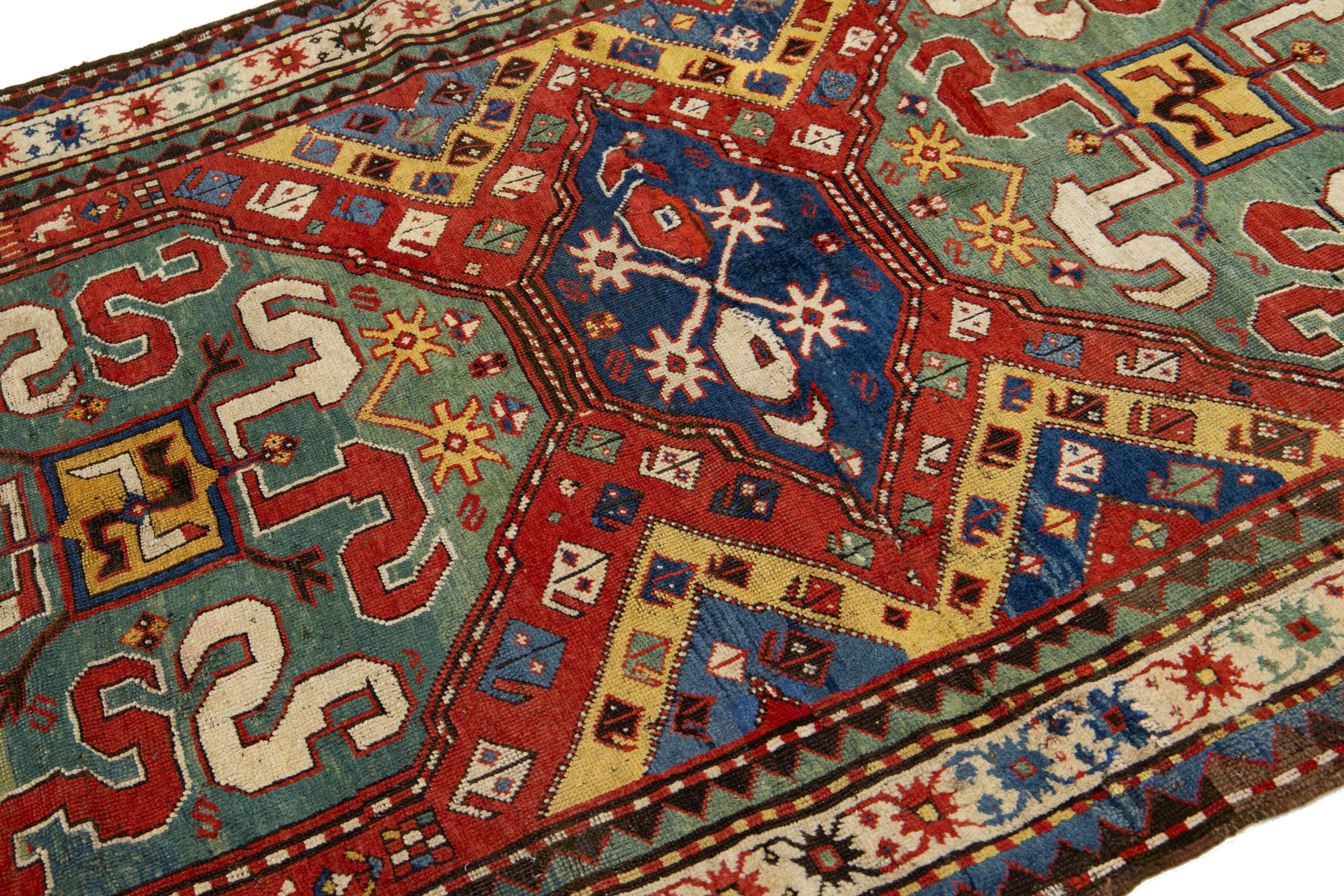 Roter Kazak-Kaukasischer Vintage-Wollteppich aus Kaukasischer Wolle mit mehrfarbigem Stammesmuster im Zustand „Gut“ im Angebot in Norwalk, CT