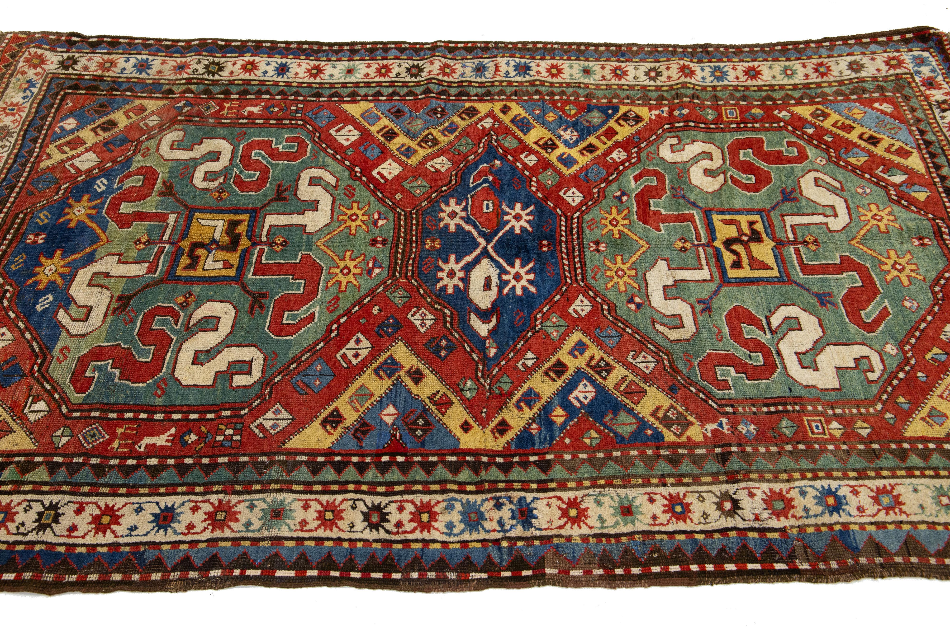 Roter Kazak-Kaukasischer Vintage-Wollteppich aus Kaukasischer Wolle mit mehrfarbigem Stammesmuster (Frühes 20. Jahrhundert) im Angebot