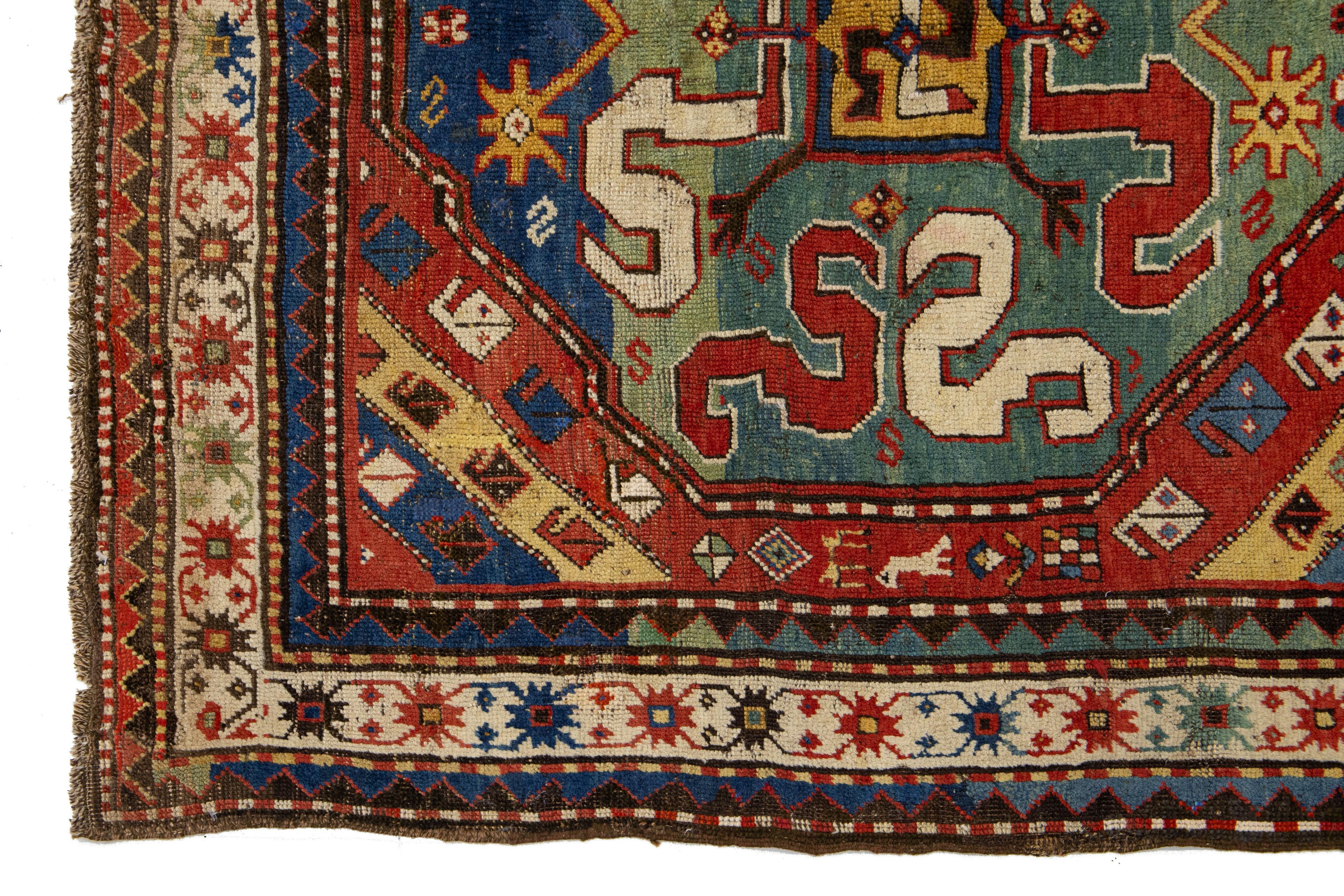 Roter Kazak-Kaukasischer Vintage-Wollteppich aus Kaukasischer Wolle mit mehrfarbigem Stammesmuster im Angebot 1