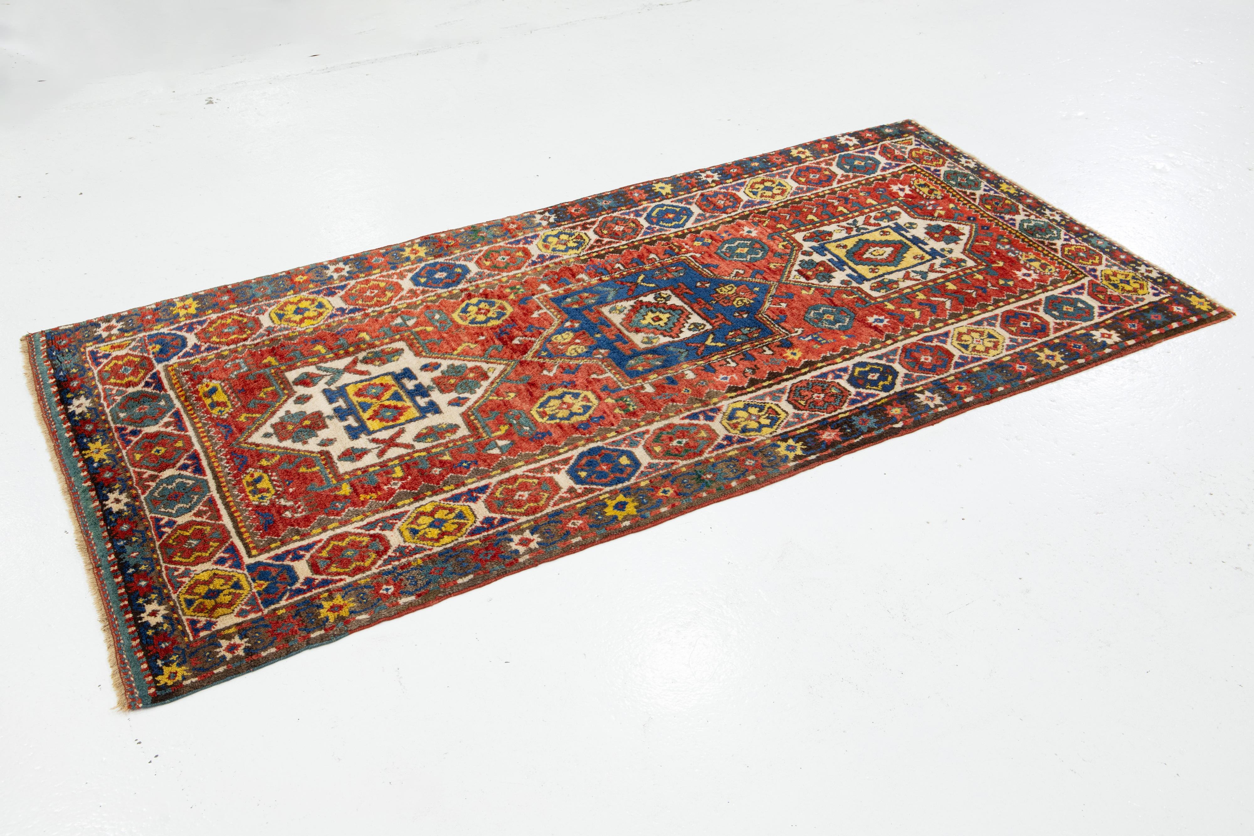 Roter Kazak Kaukasischer Vintage-Läufer aus Kaukasischer Wolle mit mehrfarbigem geometrischem Design (Kasachisch) im Angebot