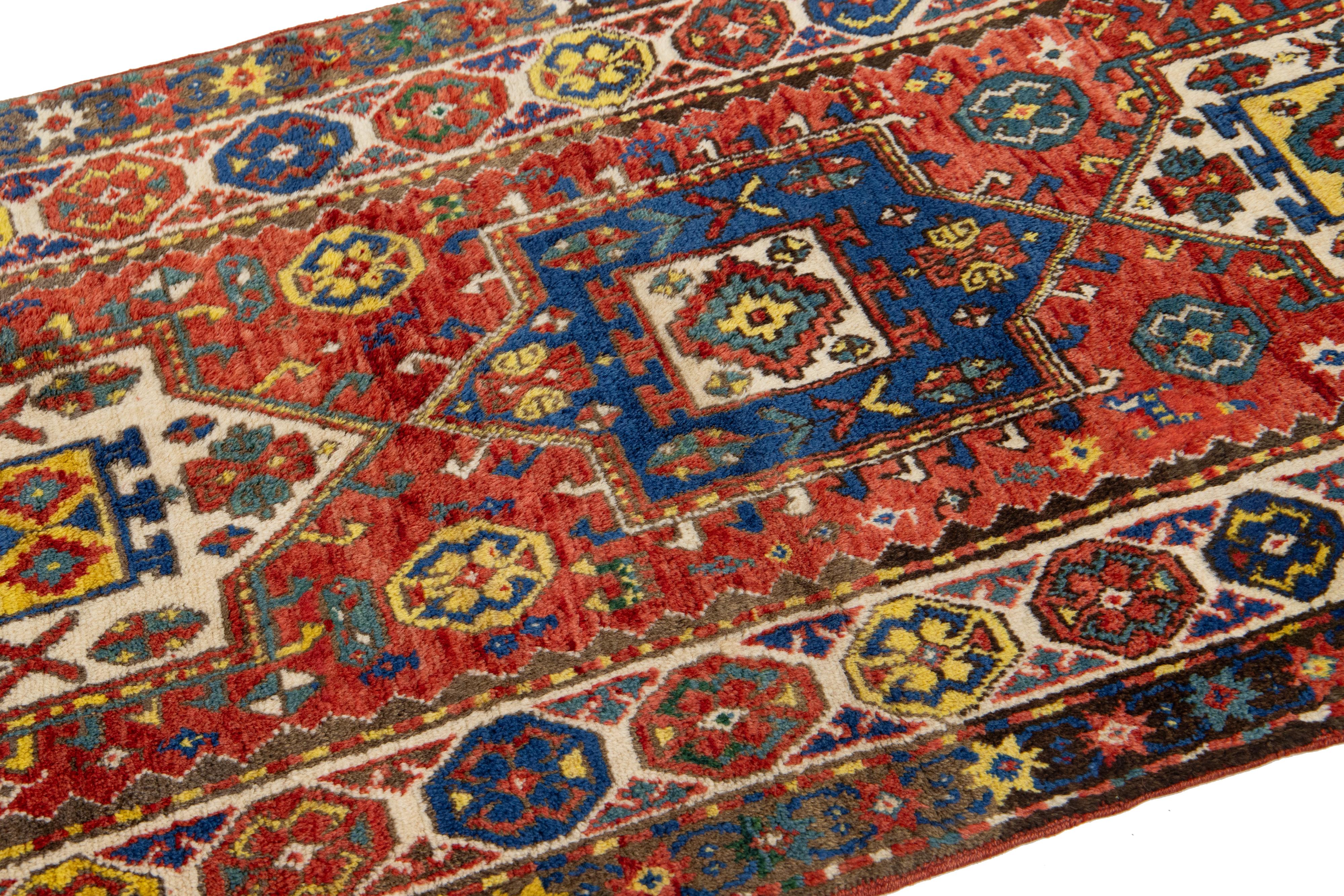 Roter Kazak Kaukasischer Vintage-Läufer aus Kaukasischer Wolle mit mehrfarbigem geometrischem Design (Handgeknüpft) im Angebot