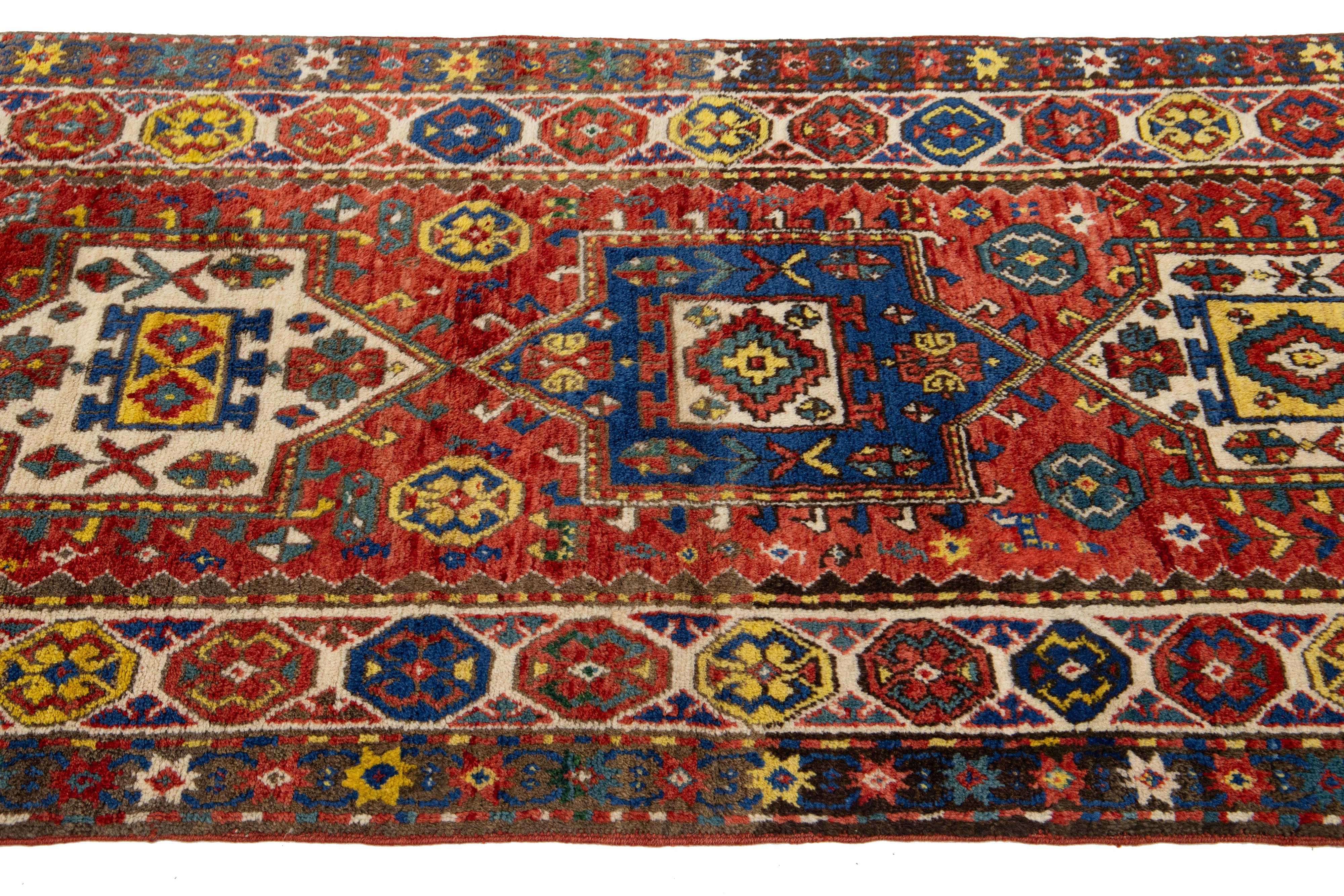 Roter Kazak Kaukasischer Vintage-Läufer aus Kaukasischer Wolle mit mehrfarbigem geometrischem Design im Zustand „Hervorragend“ im Angebot in Norwalk, CT