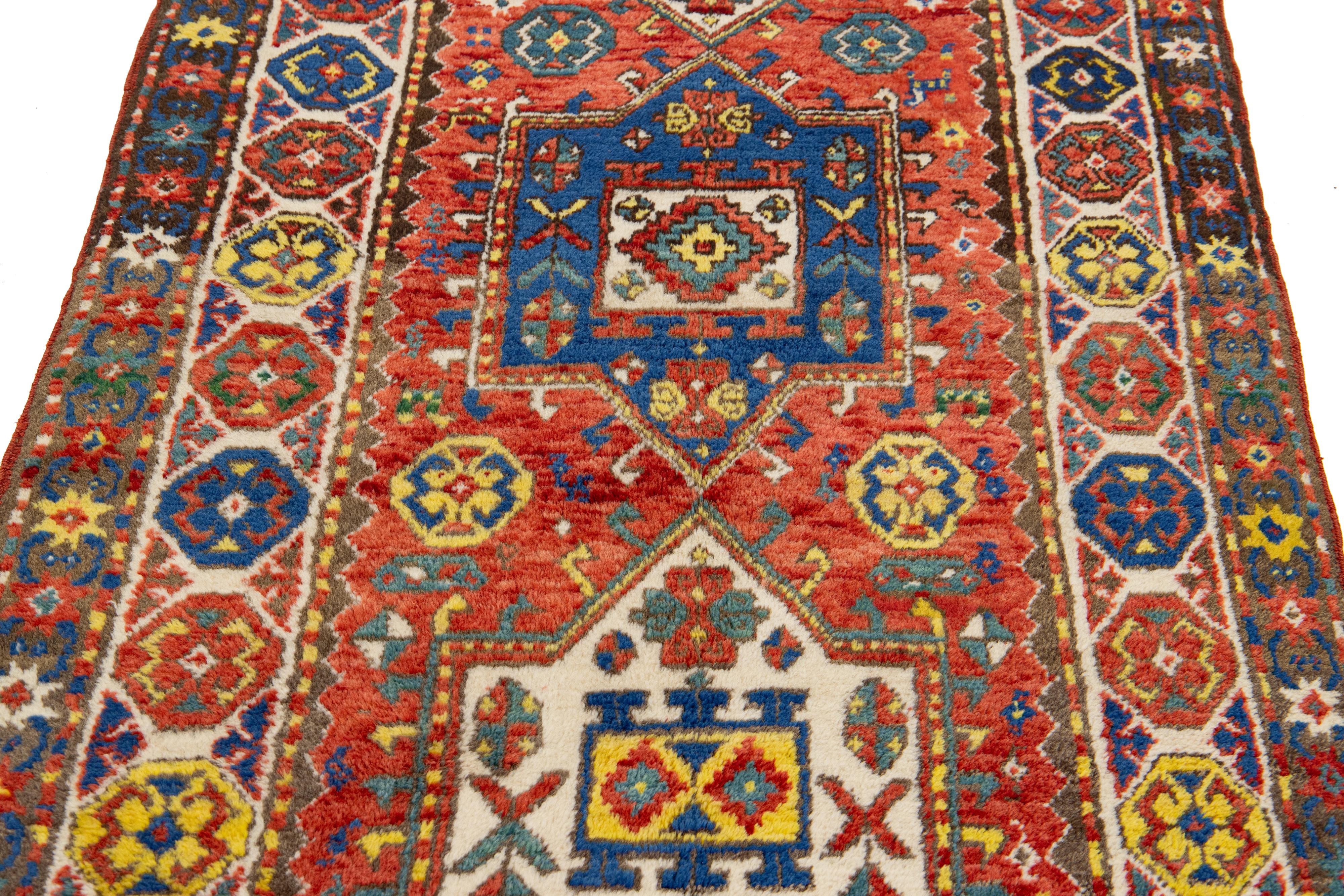 Roter Kazak Kaukasischer Vintage-Läufer aus Kaukasischer Wolle mit mehrfarbigem geometrischem Design im Angebot 1