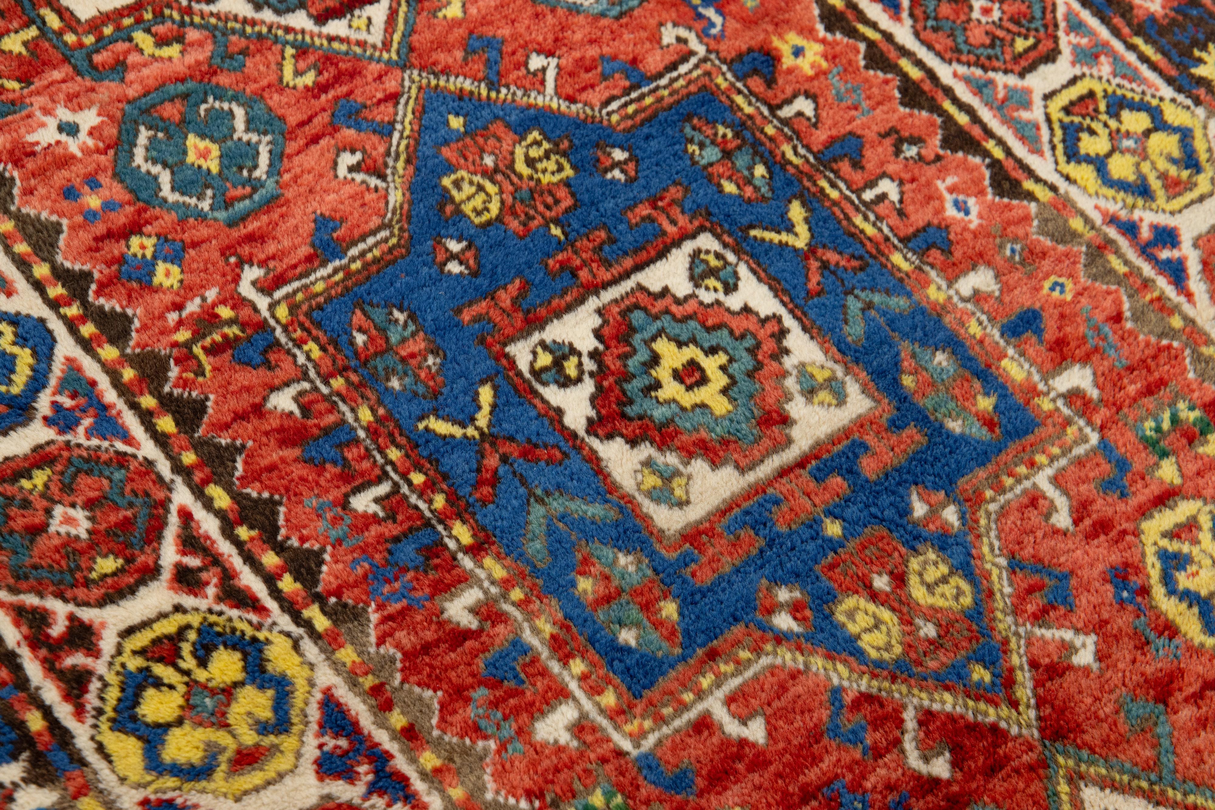 Roter Kazak Kaukasischer Vintage-Läufer aus Kaukasischer Wolle mit mehrfarbigem geometrischem Design im Angebot 2
