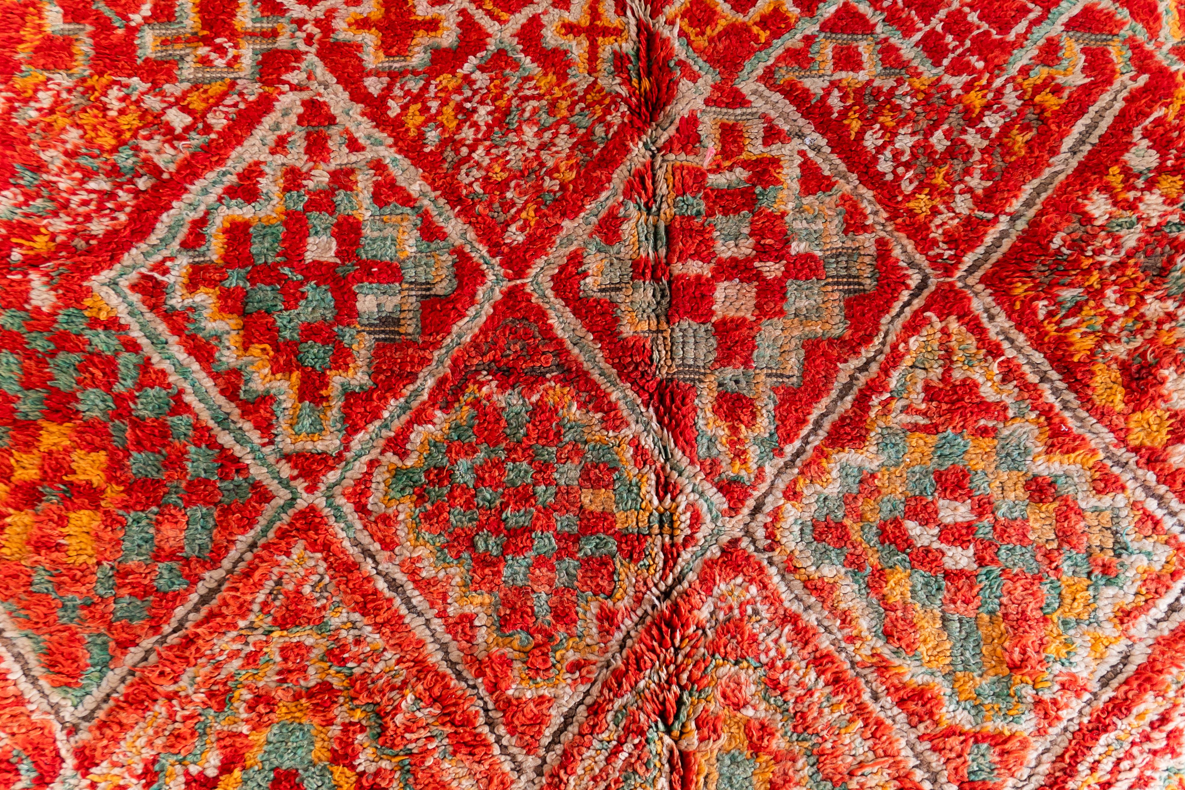 Rot Vintage marokkanischen Berber Teppich aus 70er Jahren 100% Wolle 5.4x9 Ft 165x275 Cm im Zustand „Gut“ im Angebot in Salé, MA