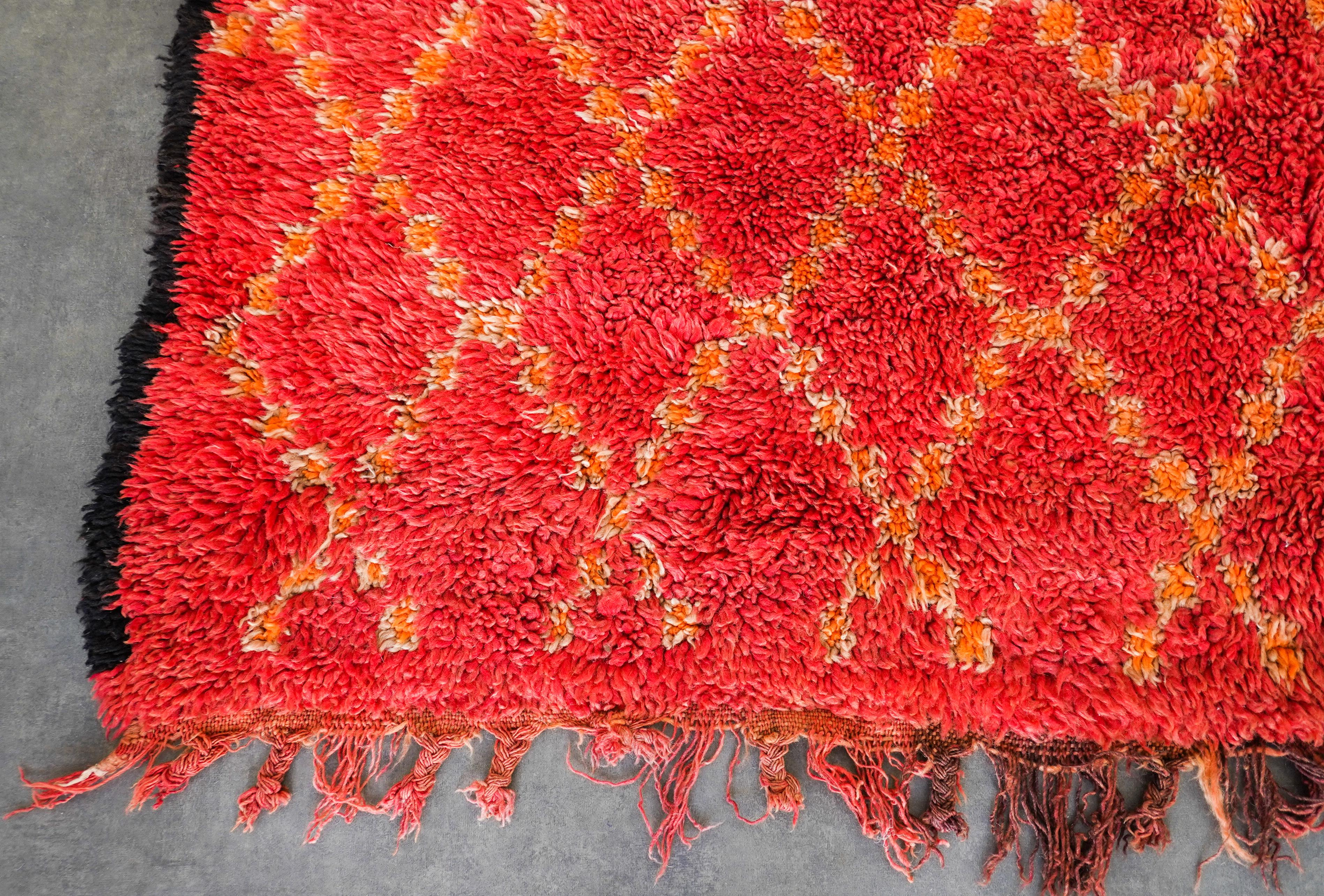 Hand-Knotted Red Vintage Moroccan Berber Rug from 70s  100% wool  6.6x10.4 Ft 200x315 Cm For Sale