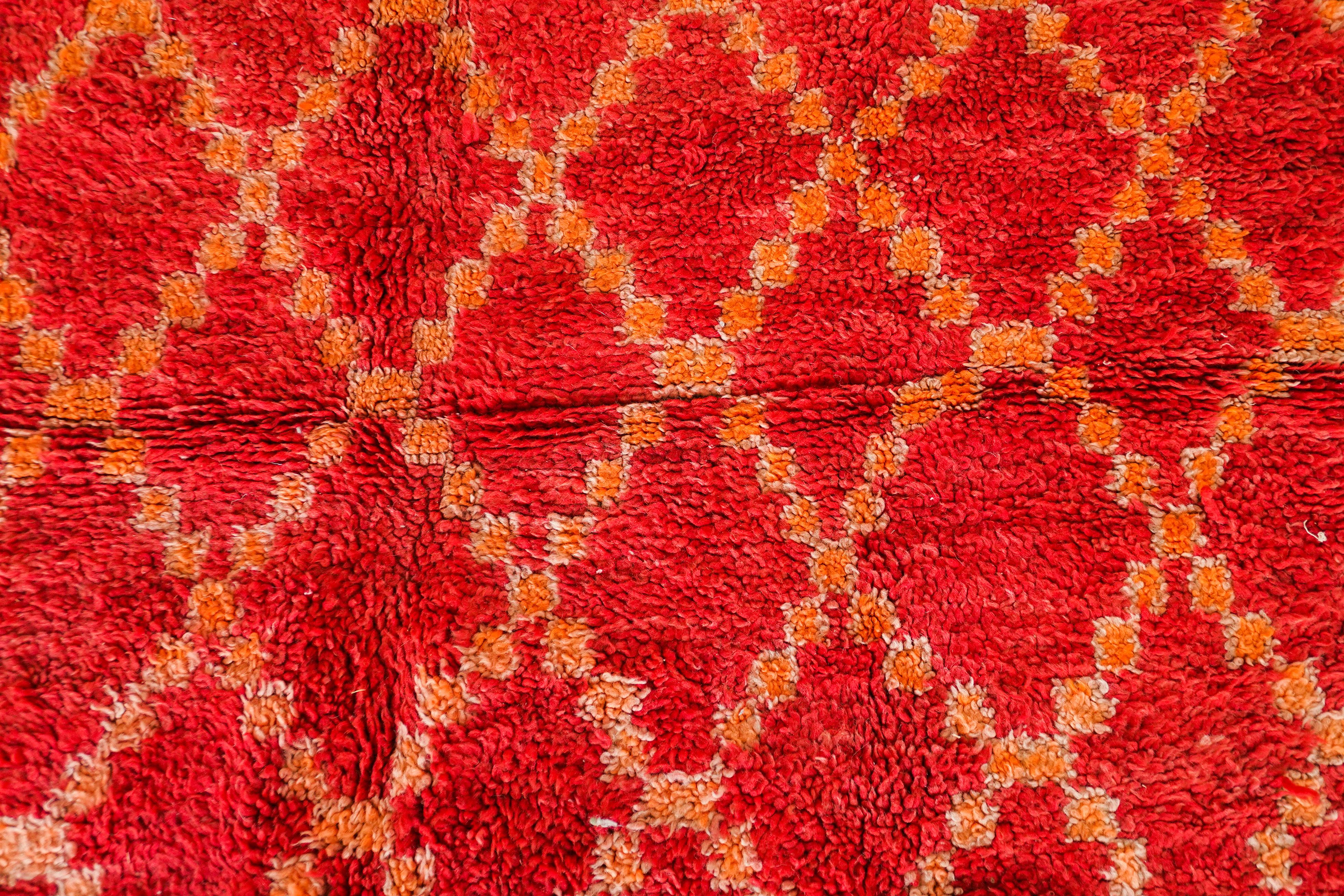 Red Vintage Moroccan Berber Rug from 70s  100% wool  6.6x10.4 Ft 200x315 Cm In Good Condition For Sale In Salé, MA