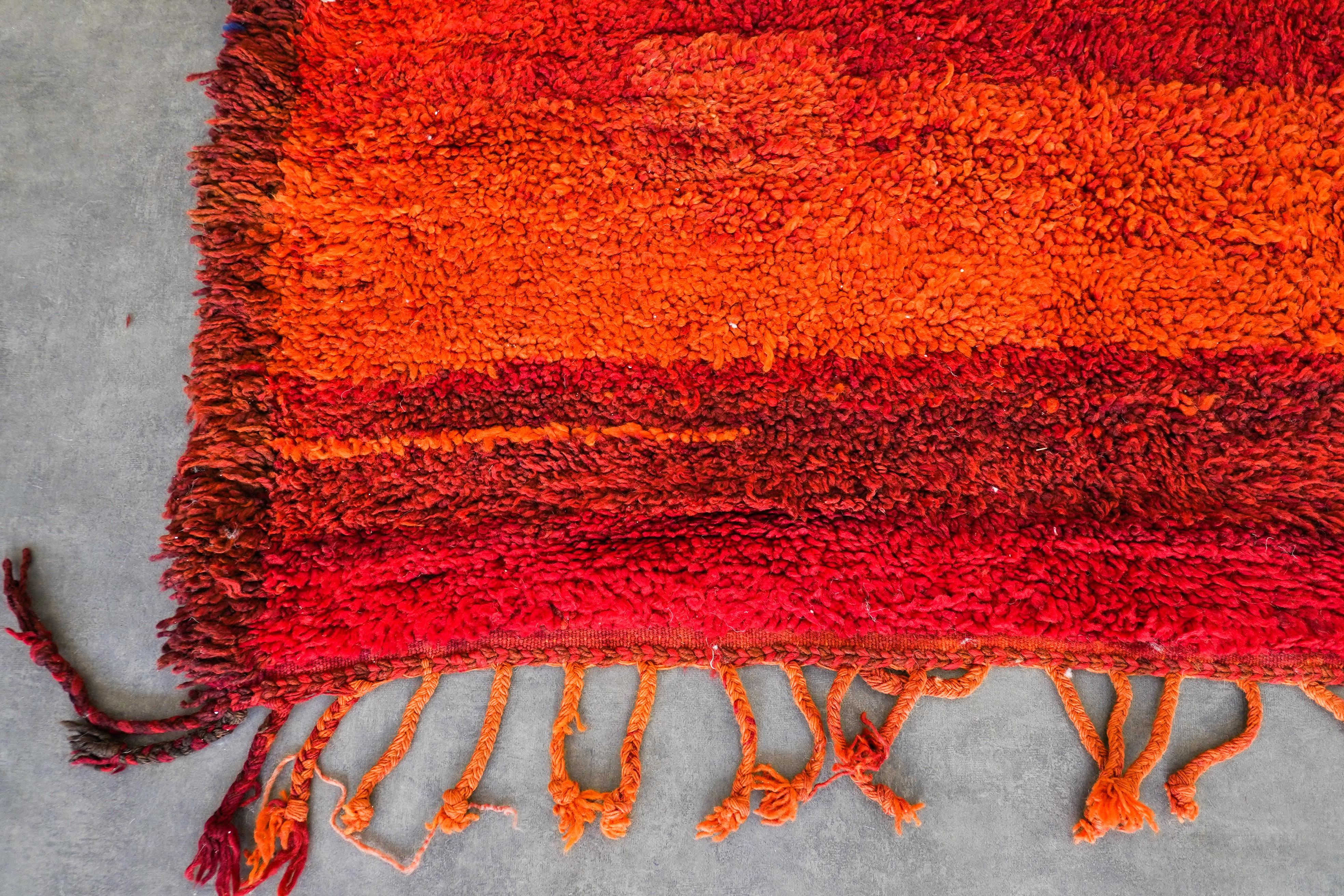 Entdecken Sie das reiche Erbe, das in unseren roten marokkanischen Vintage-Teppich eingewoben ist. Jeder Berberteppich wird von erfahrenen Kunsthandwerkern mit bewährten Techniken handgefertigt und ist ein einzigartiges Zeugnis der marokkanischen