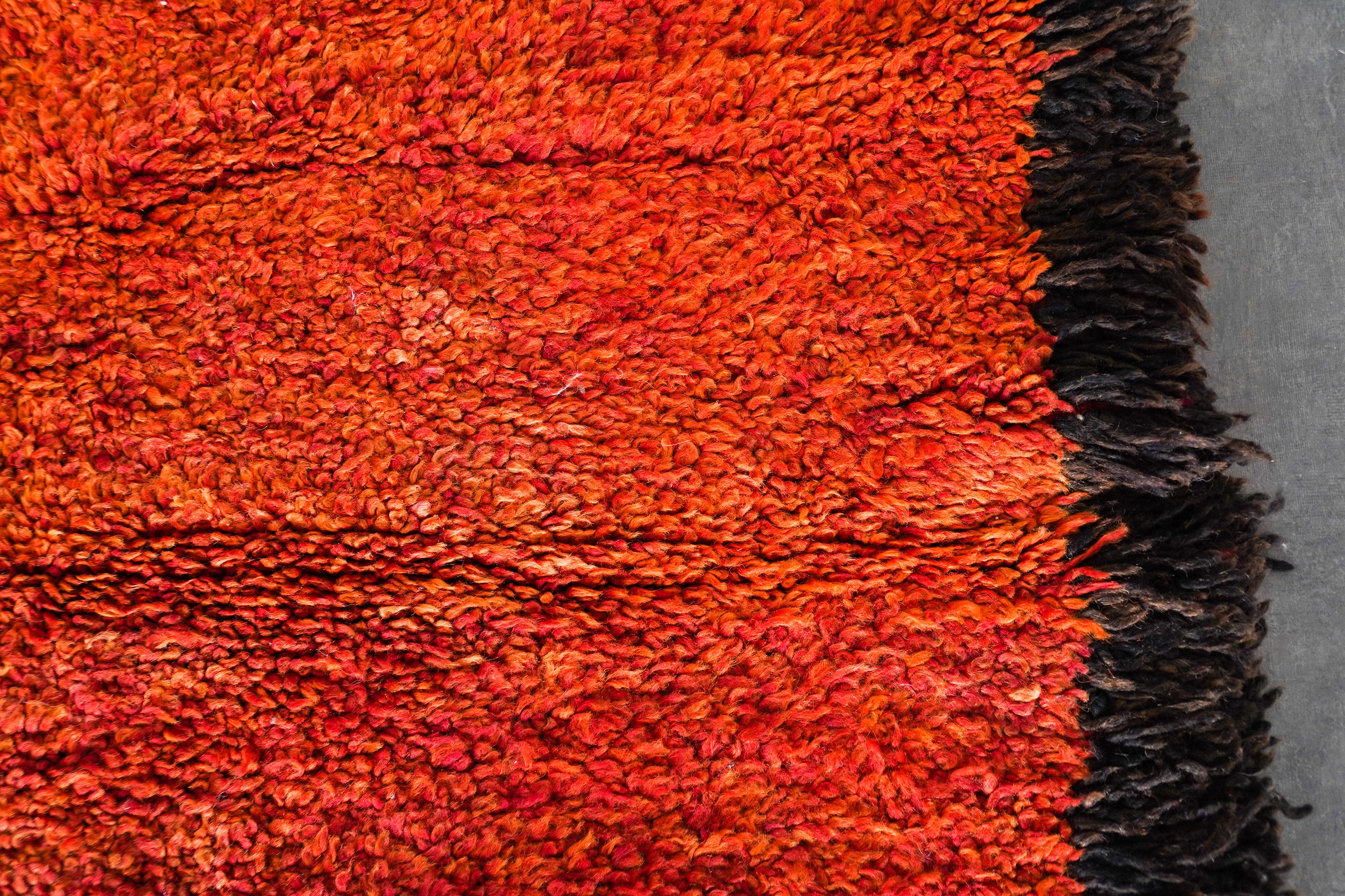 Tapis berbère marocain rouge vintage des années 70  100% laine  7.2x12,5 Ft 220x315 Cm Bon état - En vente à Salé, MA