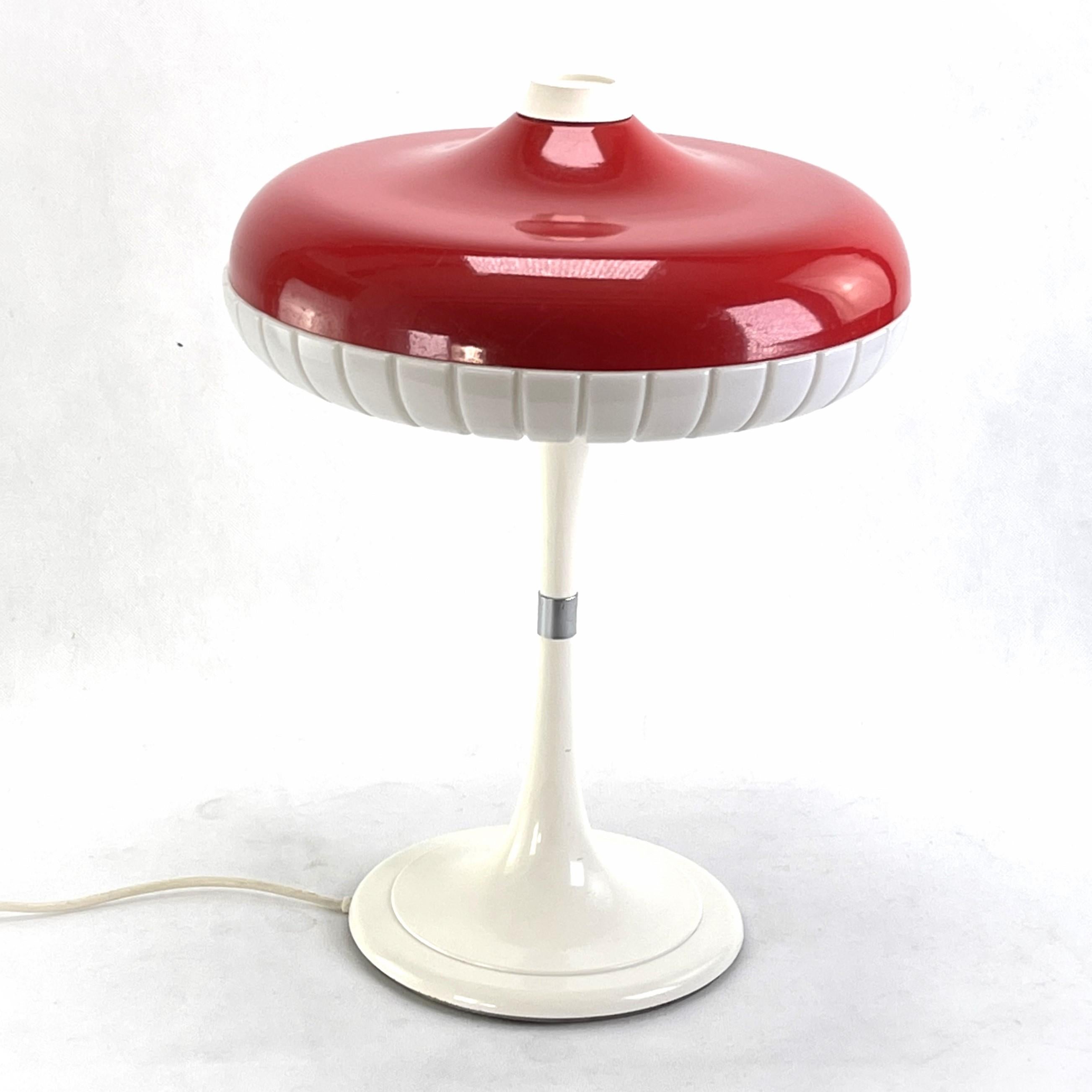 Table lamp from Siemens - 1960s.

This red and white desk lamp was produced in the midcentury by Siemens in Germany. It has a typical Space Age design and is a highlight for every stylish lounge interior. The weight of the lamp is 5.35 kg and the