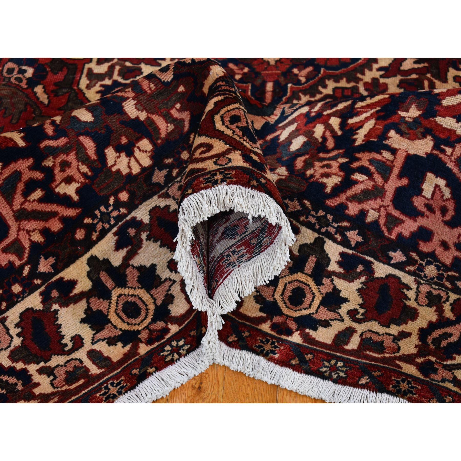 Roter handgeknüpfter persischer Bakhtiar-Teppich aus reiner Wolle in Rot, guter Zustand im Zustand „Gut“ im Angebot in Carlstadt, NJ