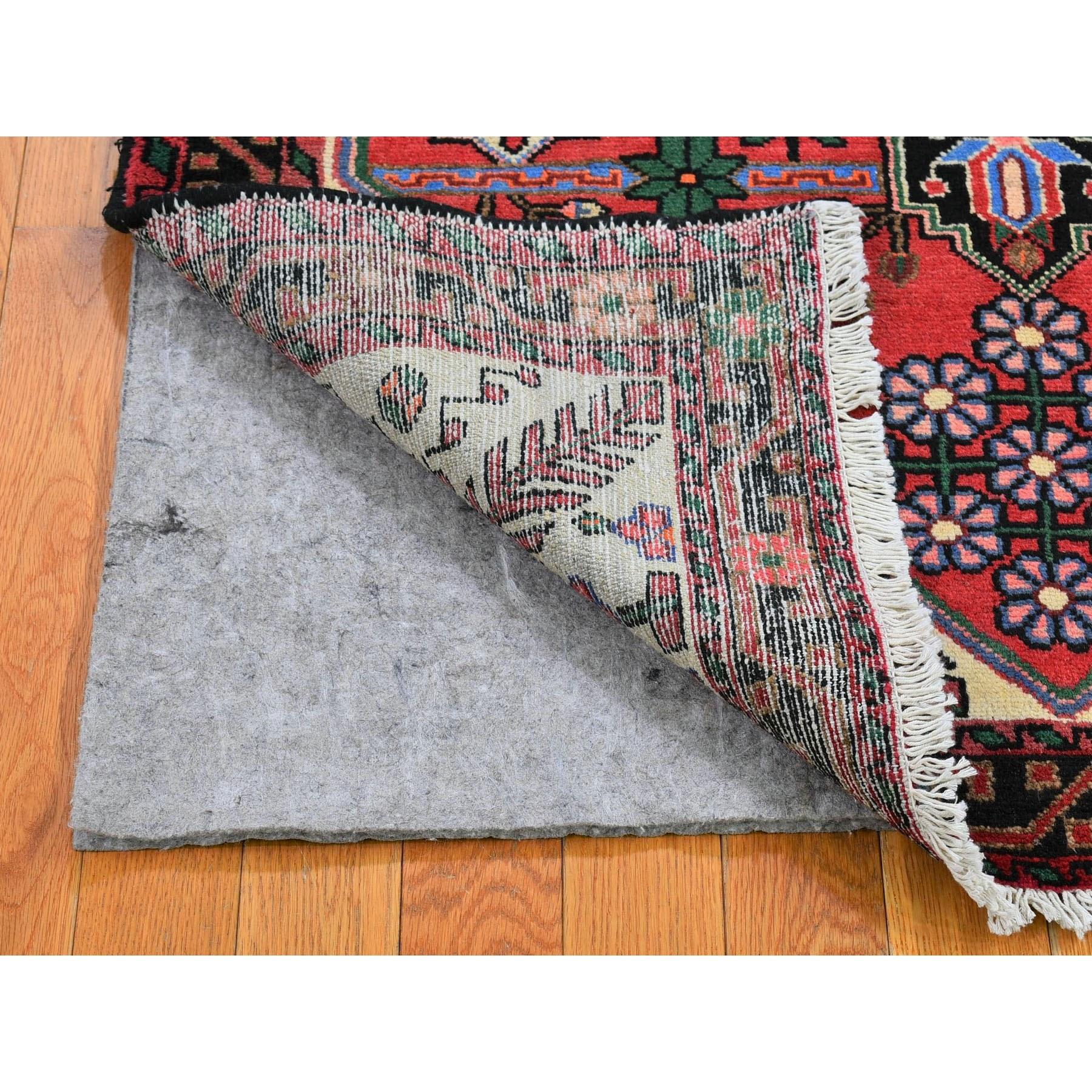 Handgeknüpfter roter persischer Hamadan-Teppich aus Wolle mit konischem Stammesmuster in Rot (Stammeskunst) im Angebot