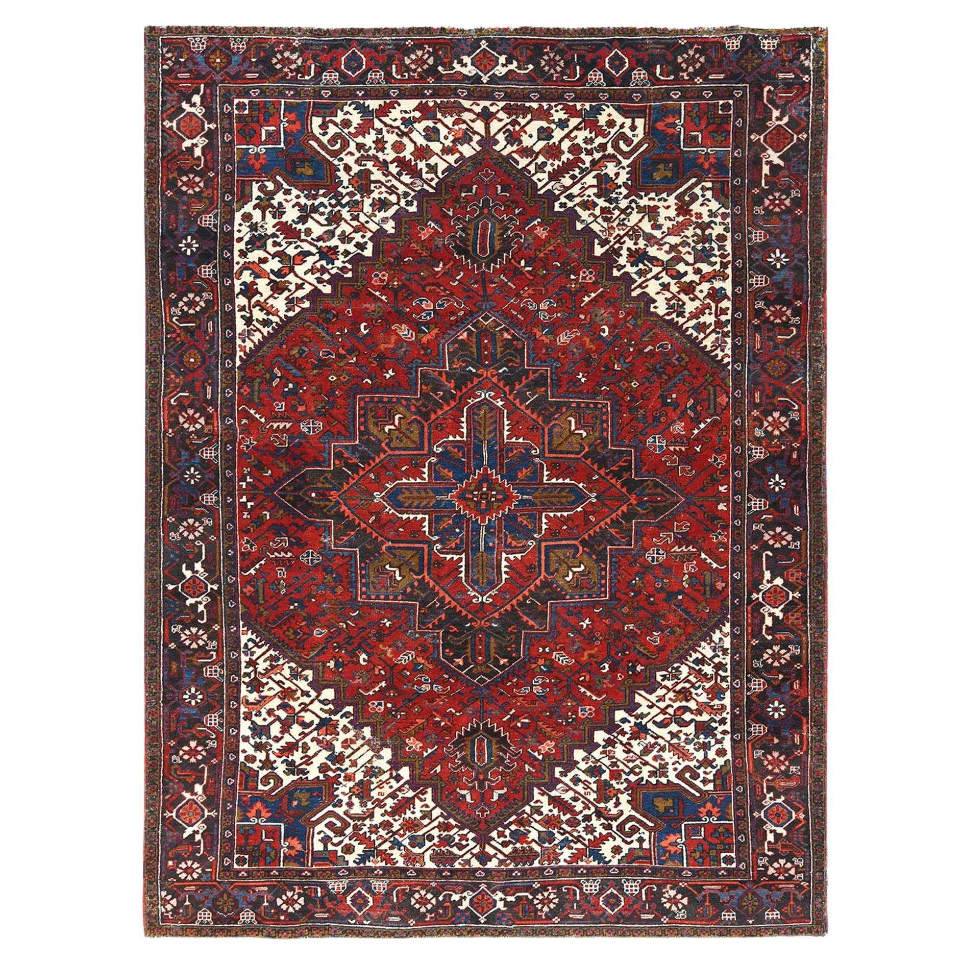 Persischer Heriz Abrash Handgeknüpfter, gut getragener, gewaschener, roter Vintage-Teppich aus Wolle