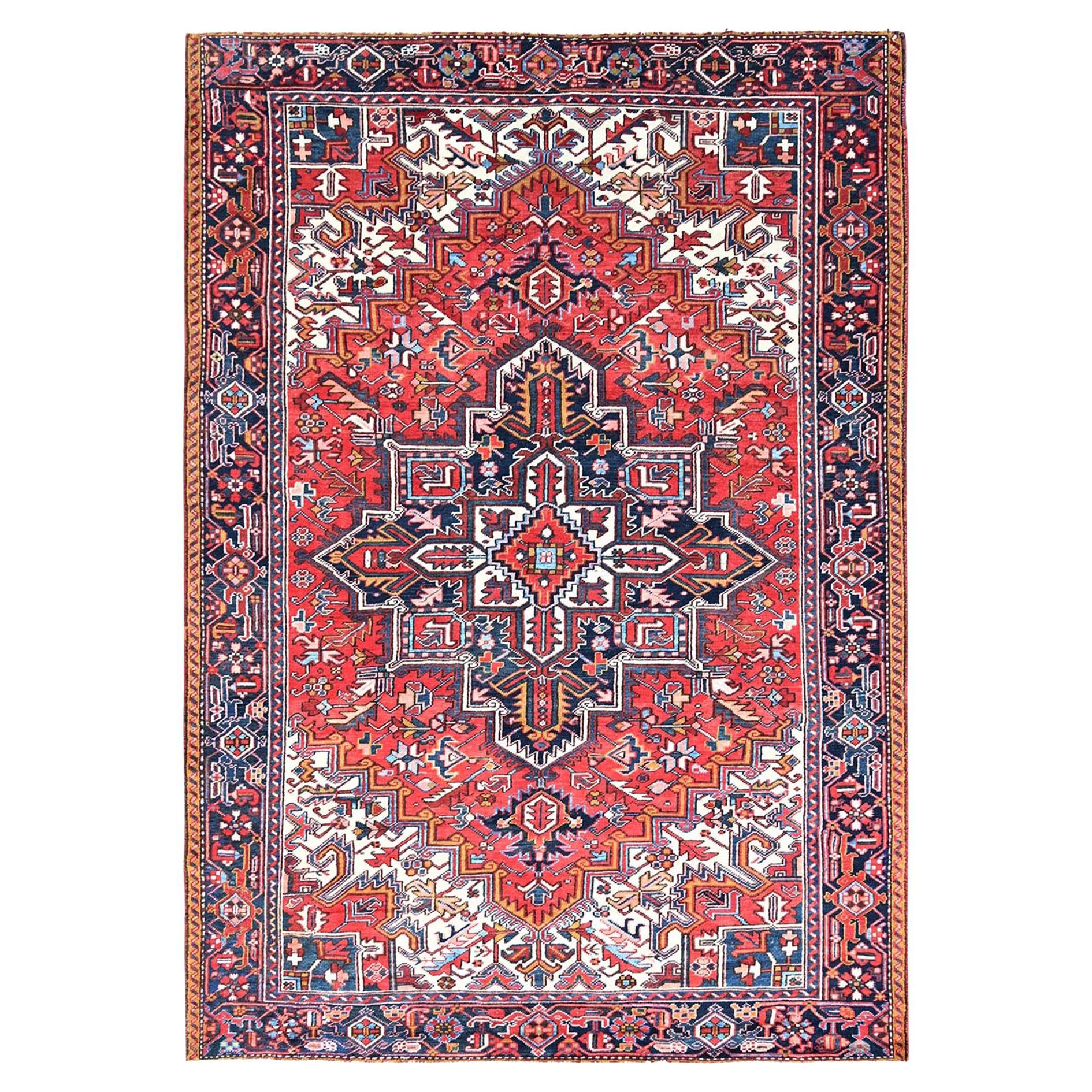 Tapis rouge vintage persan Heriz noué à la main en pure laine Nettoyé sur les côtés et les extrémités en vente