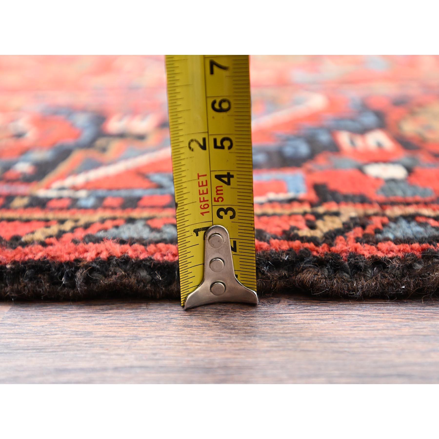 Tapis persan Heriz vintage rouge noué à la main, côtés et extrémités nettoyés en vente 3