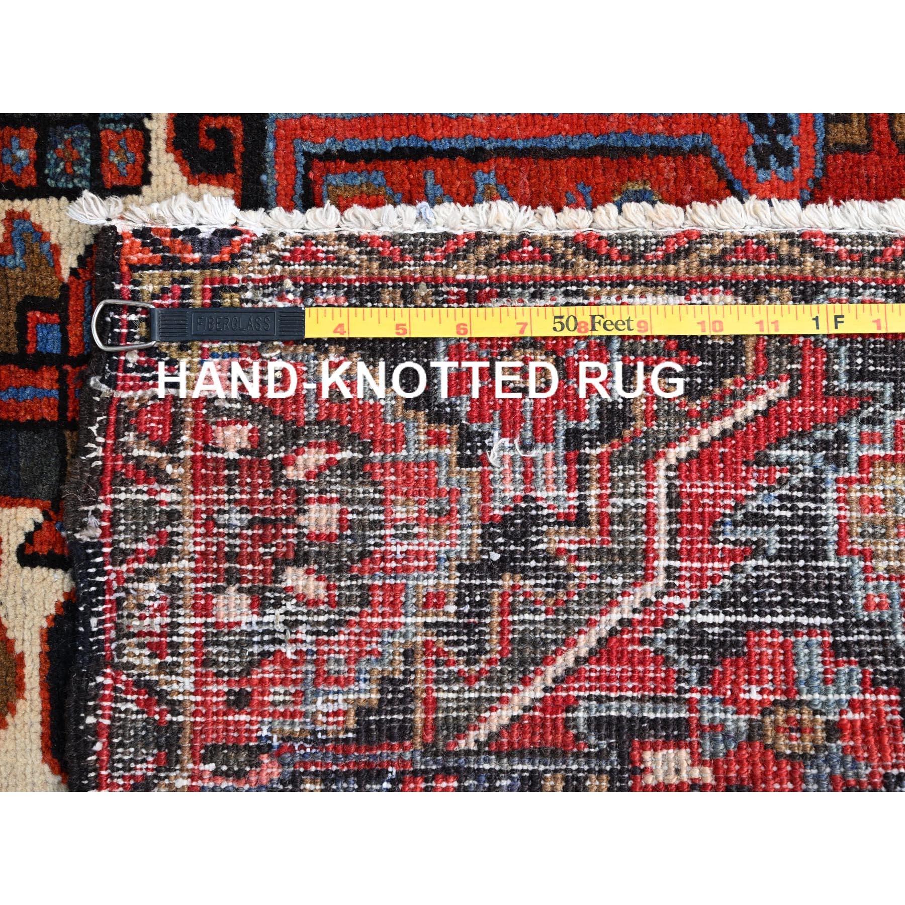 Tapis persan Heriz vintage rouge noué à la main, côtés et extrémités nettoyés en vente 4