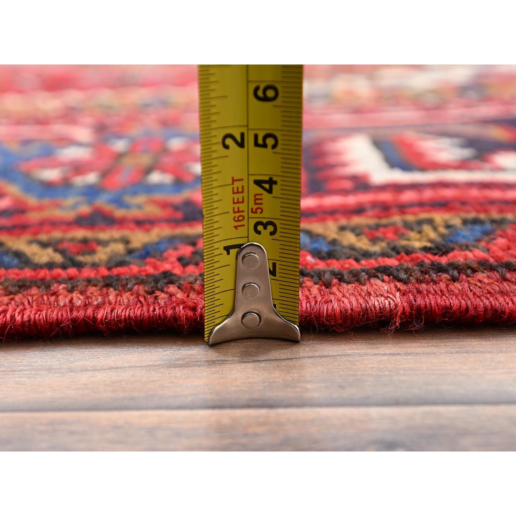 Rot Vintage Persisch Heriz Rustic Feel Even Wear Wolle Hand geknüpft gereinigt Teppich im Angebot 5