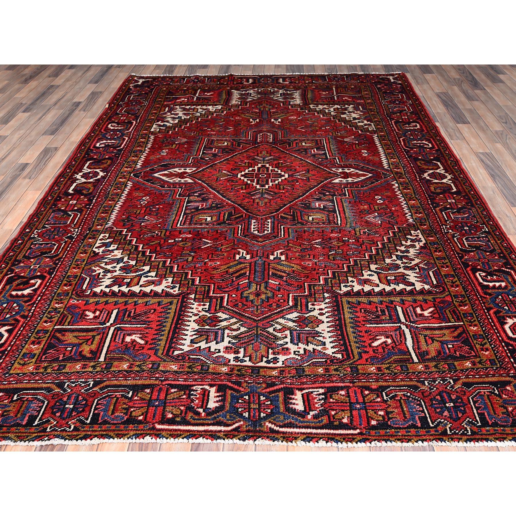 Bohème Tapis persan rouge vintage Heriz Rustic Feel Even Wear en laine nouée à la main et nettoyée en vente