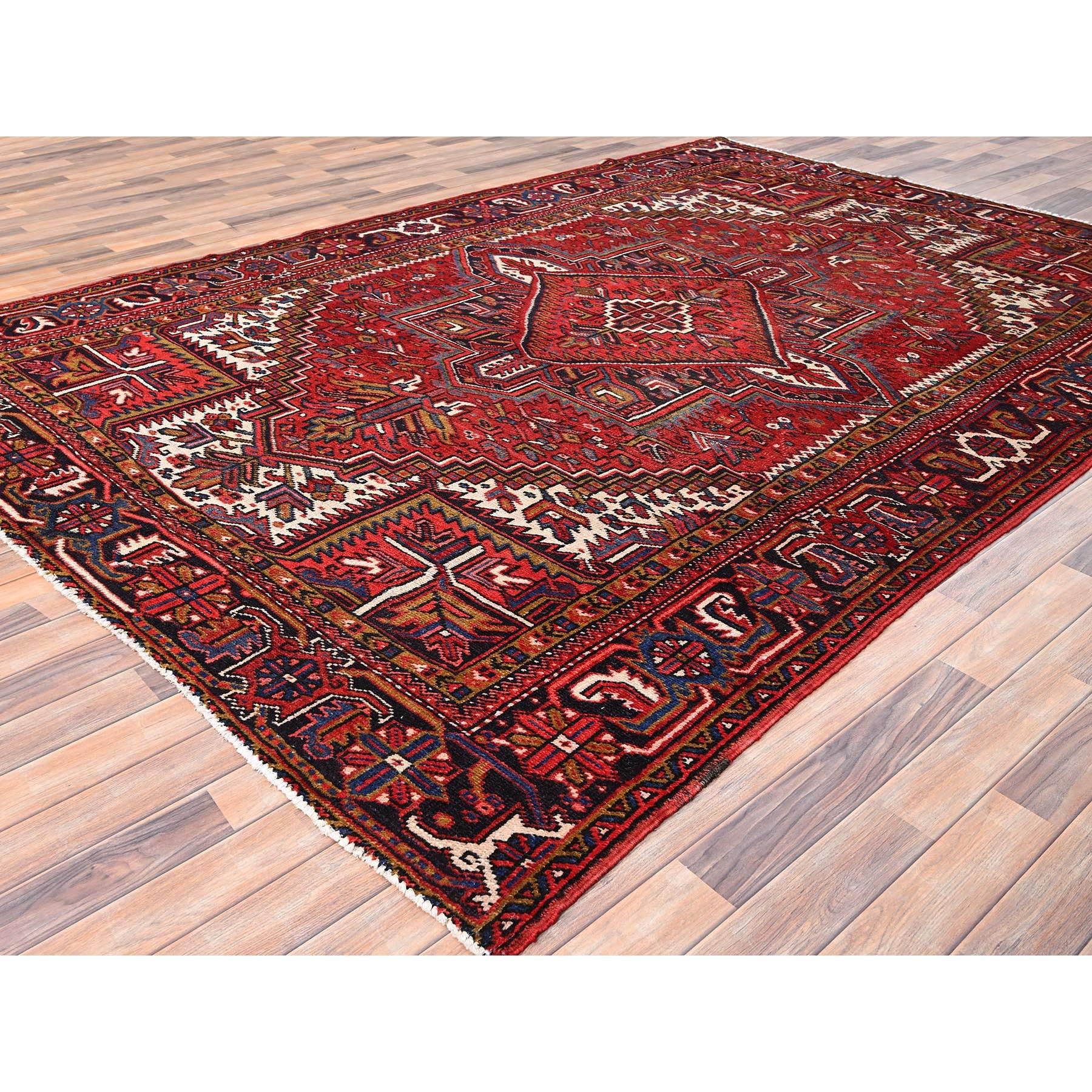 Perse Tapis persan rouge vintage Heriz Rustic Feel Even Wear en laine nouée à la main et nettoyée en vente