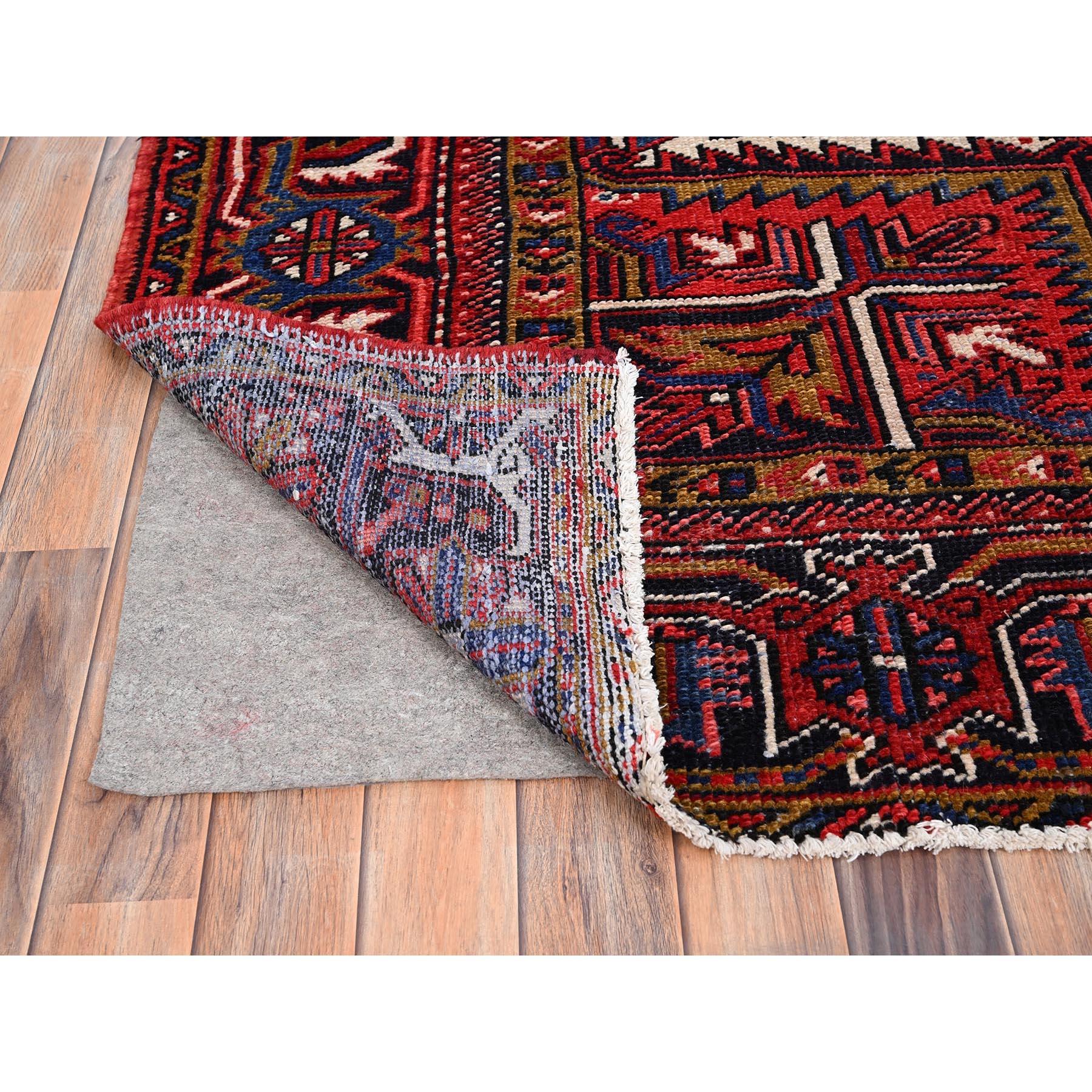 Noué à la main Tapis persan rouge vintage Heriz Rustic Feel Even Wear en laine nouée à la main et nettoyée en vente