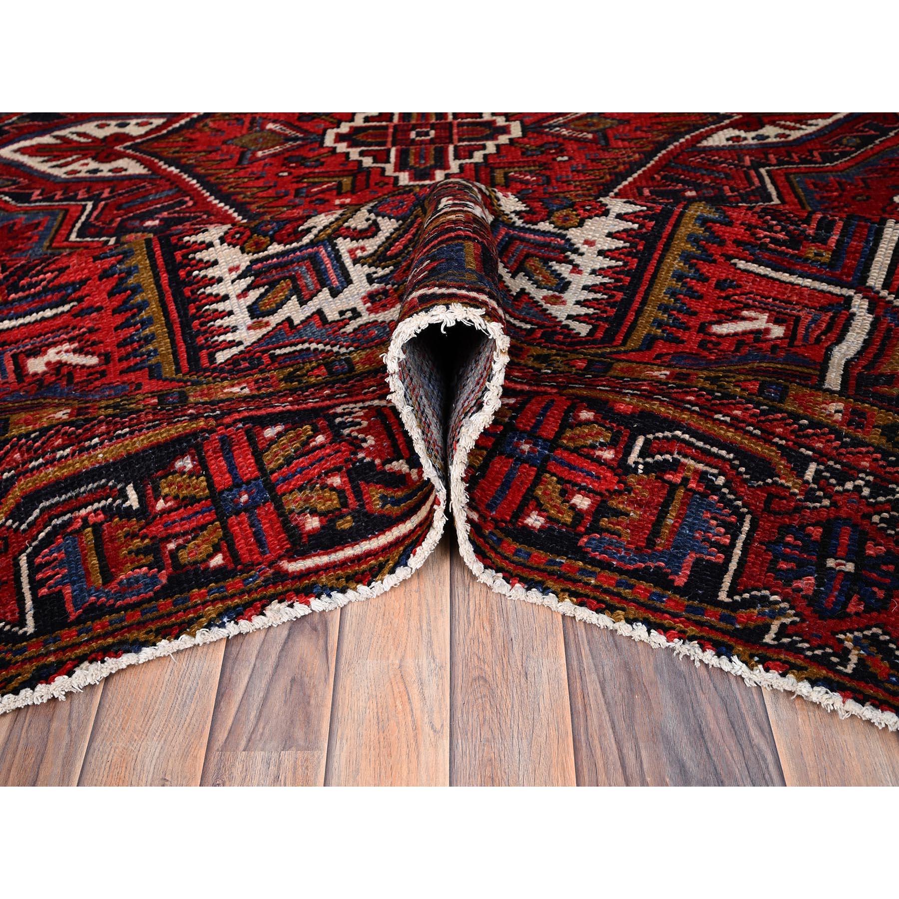 Rot Vintage Persisch Heriz Rustic Feel Even Wear Wolle Hand geknüpft gereinigt Teppich (Mitte des 20. Jahrhunderts) im Angebot