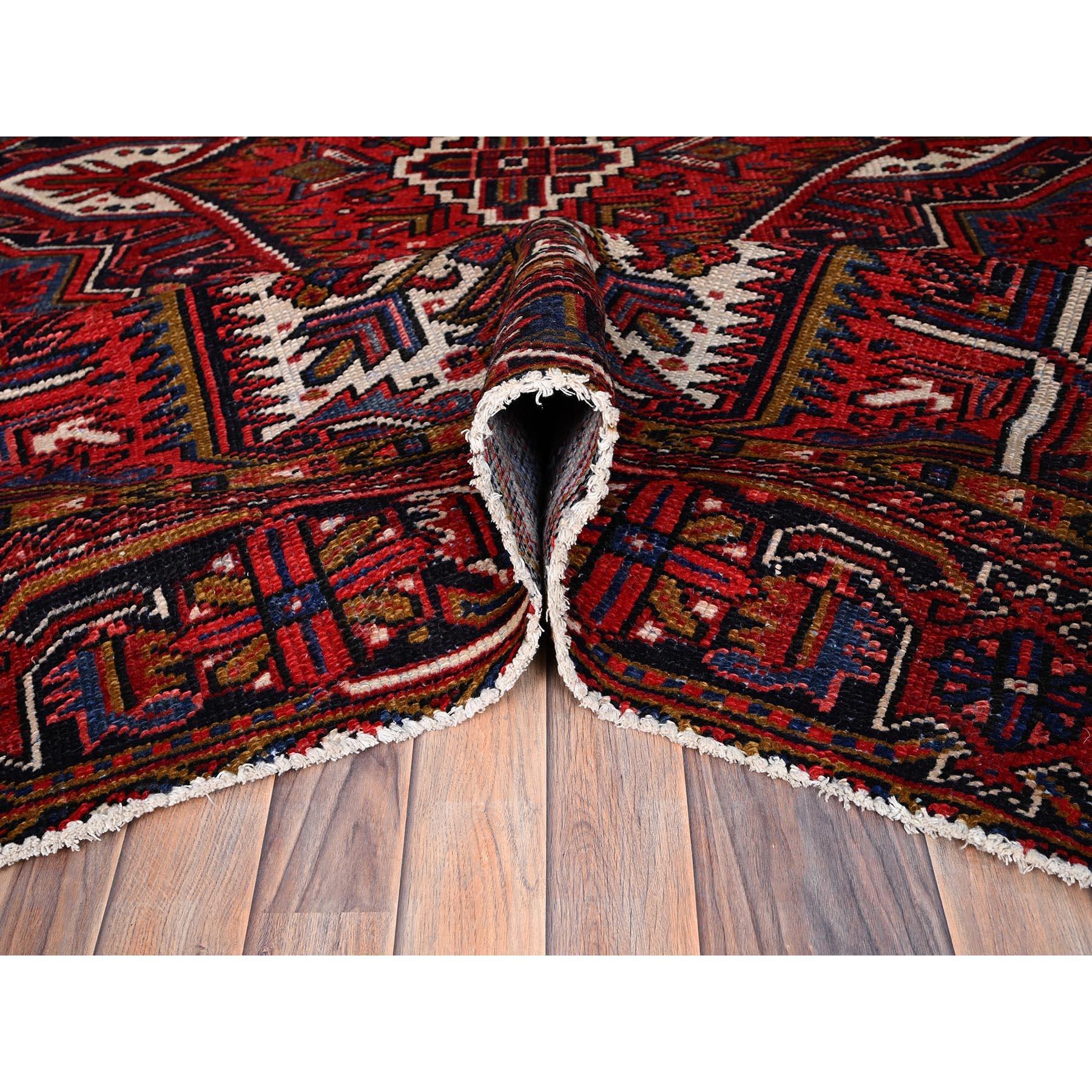 Tapis persan rouge vintage Heriz Rustic Feel Even Wear en laine nouée à la main et nettoyée Bon état - En vente à Carlstadt, NJ